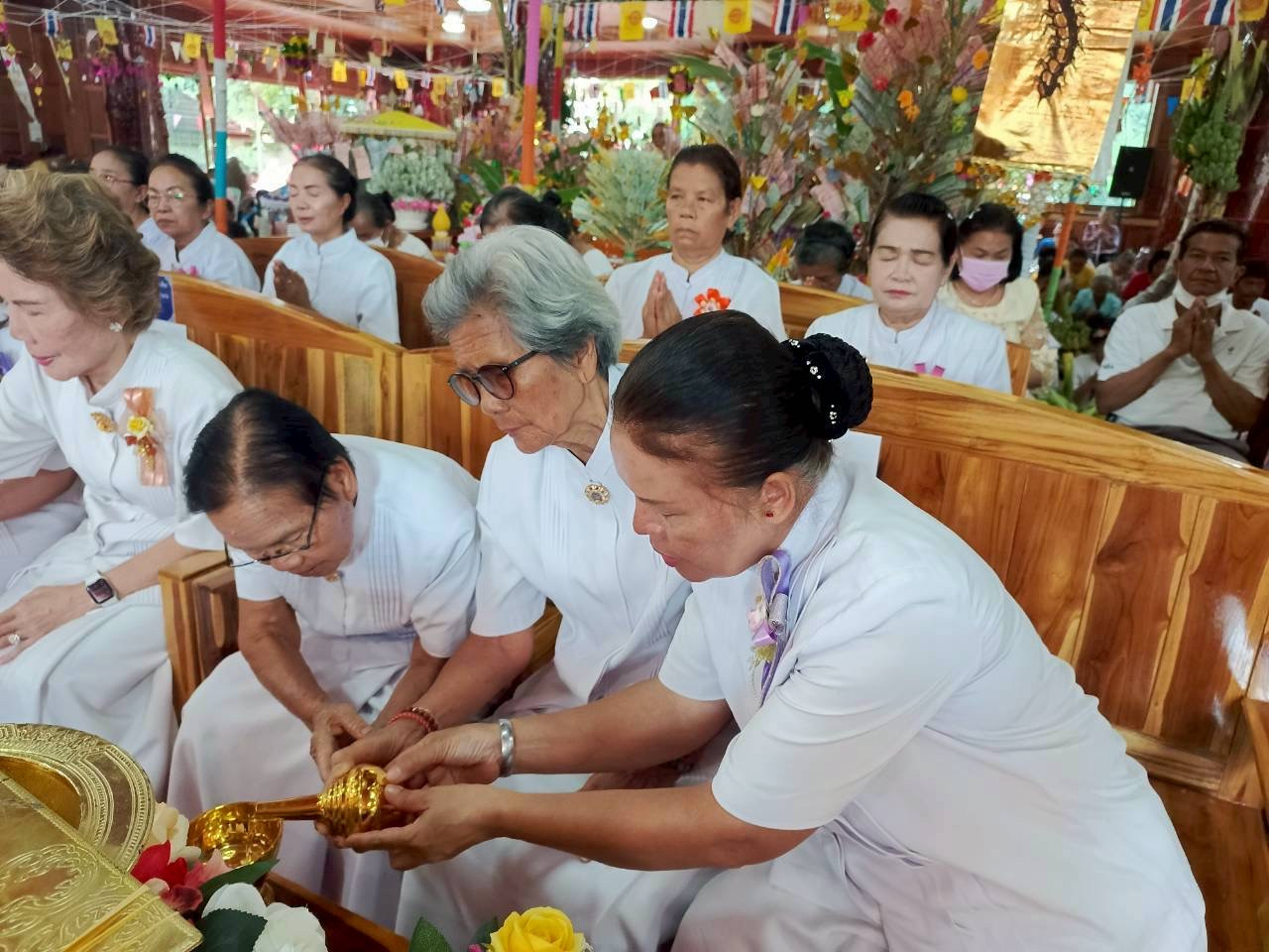 ภาพร่วมพิธีกรรมวัดดอนทะยิง