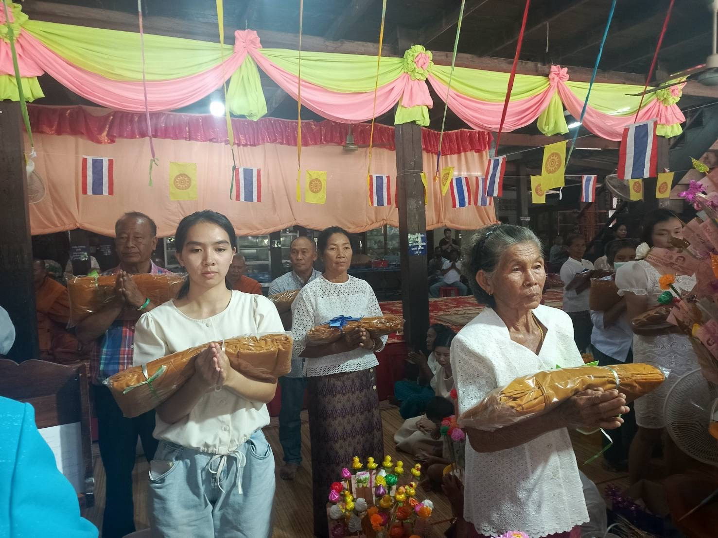 ภาพร่วมพิธีกรรมวัดสายออ