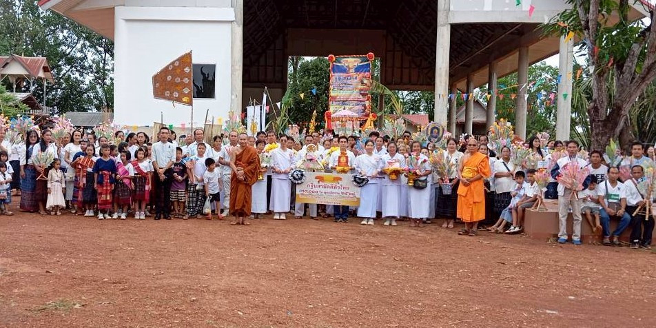 ภาพหมู่ถือพานถวายปัจจัยวัดแสงสว่าง