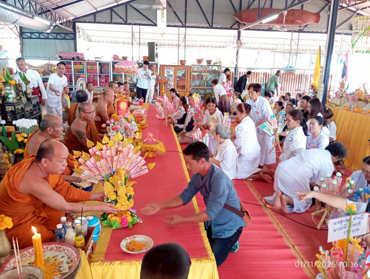 ภาพร่วมพิธีกรรมวัดแสงสว่าง