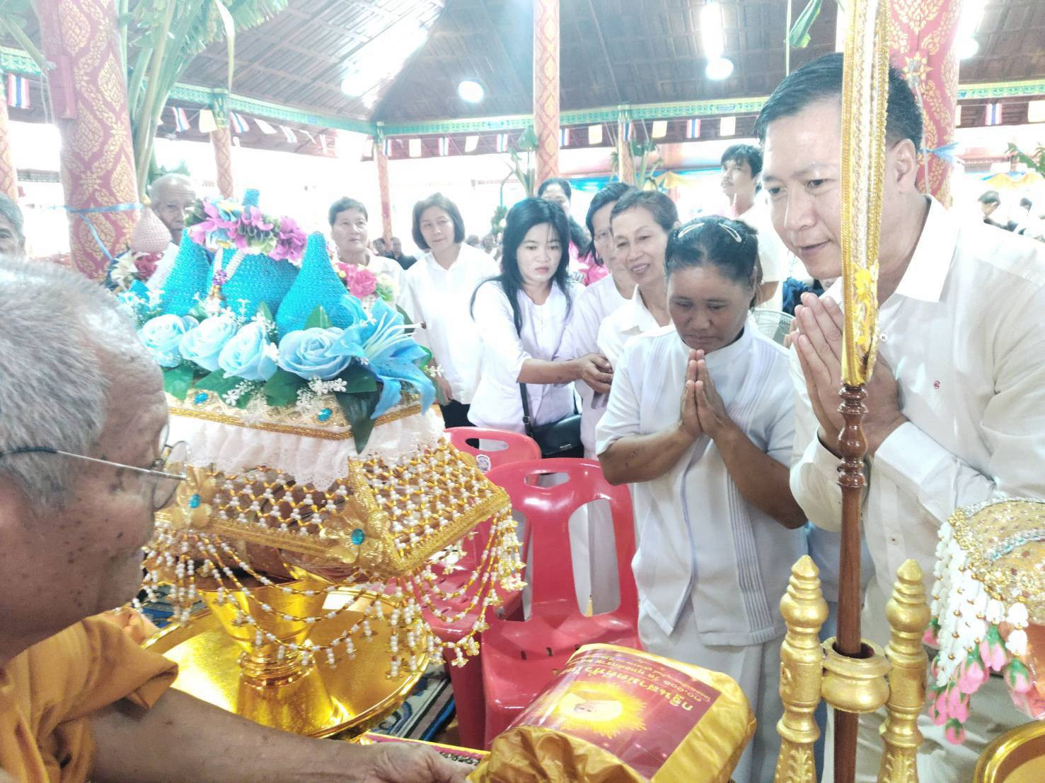 ภาพการถวายปัจจัยวัดดอนเจดีย์ราษฎร์บูรณะ