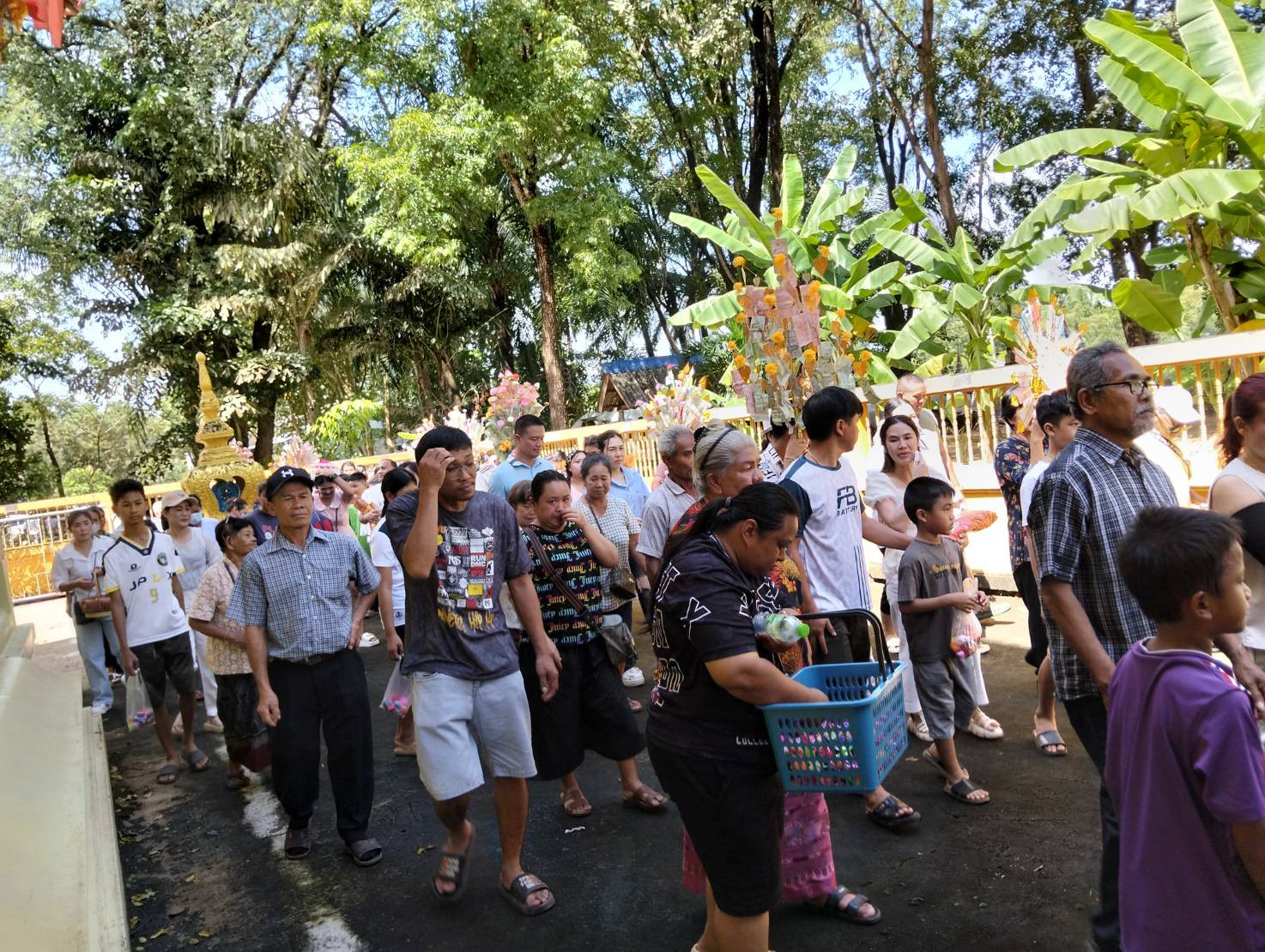 ภาพร่วมพิธีกรรมวัดมะกอกแก้ว