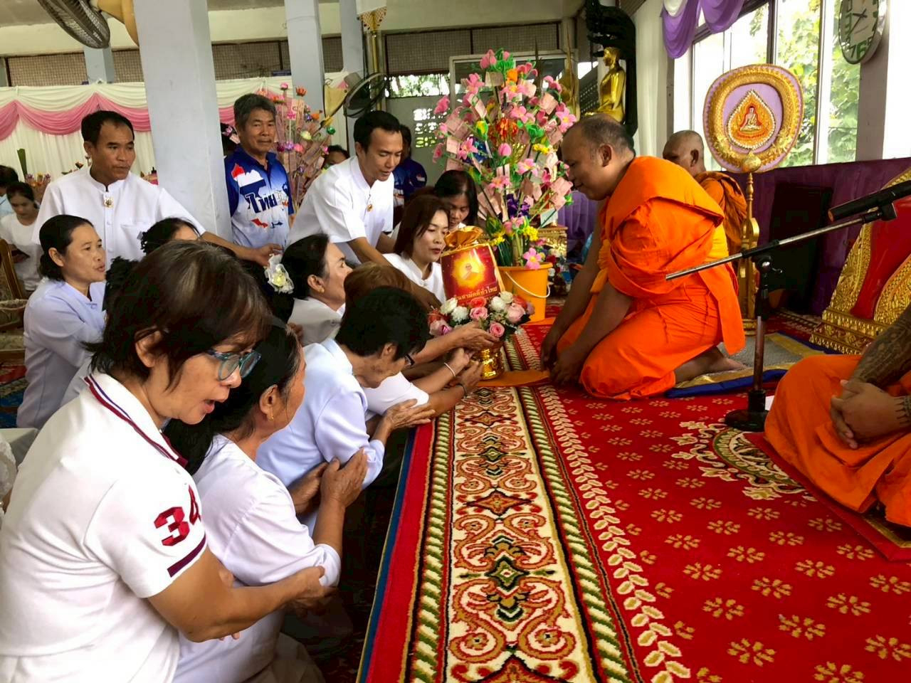 ภาพการถวายปัจจัยวัดลาดยาวใหม่