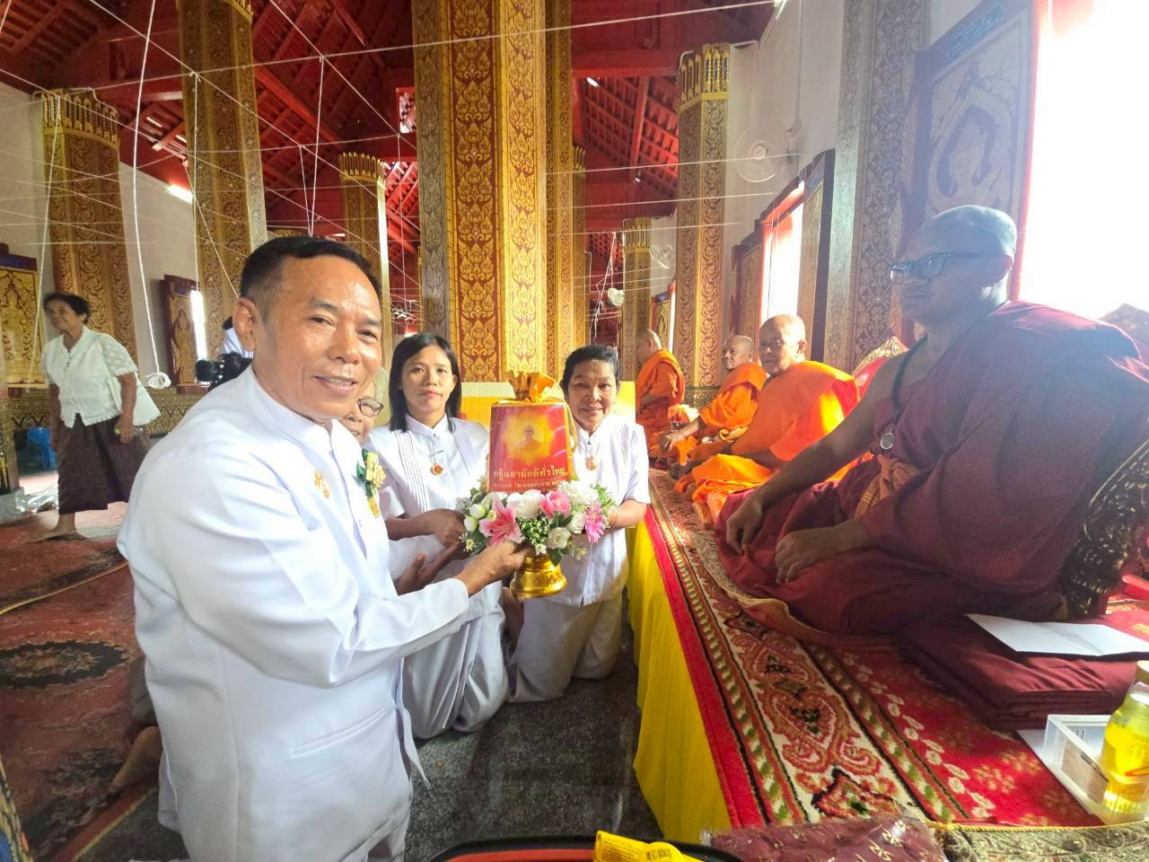 ภาพการถวายปัจจัยสำนักสงฆ์วัดพระธาตุจ๋อมสะหลีหมอกแก้ว