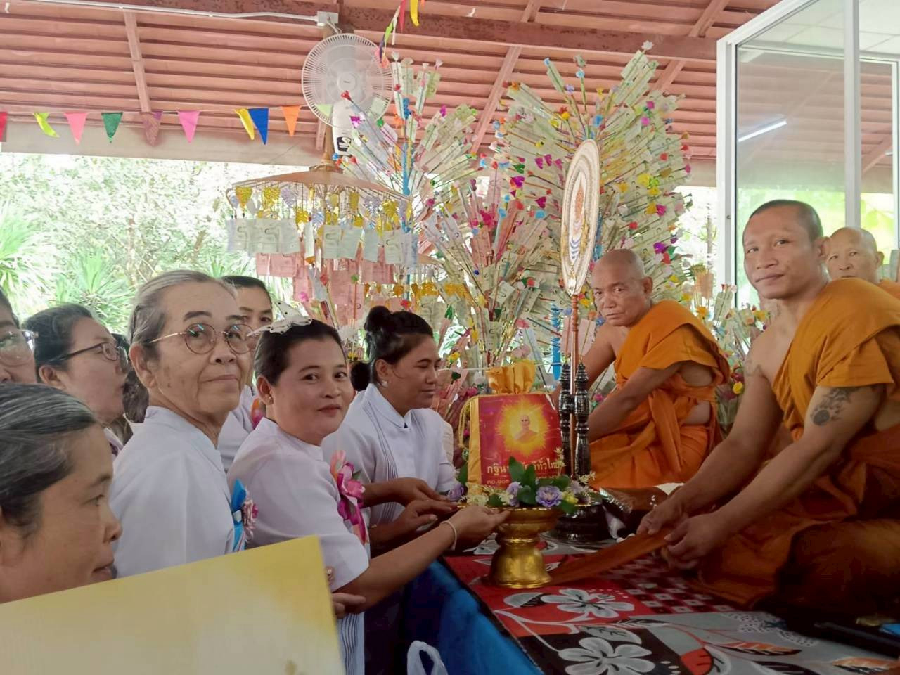 ภาพการถวายปัจจัยสำนักสงฆ์สุวรรณวงษ์คีรี