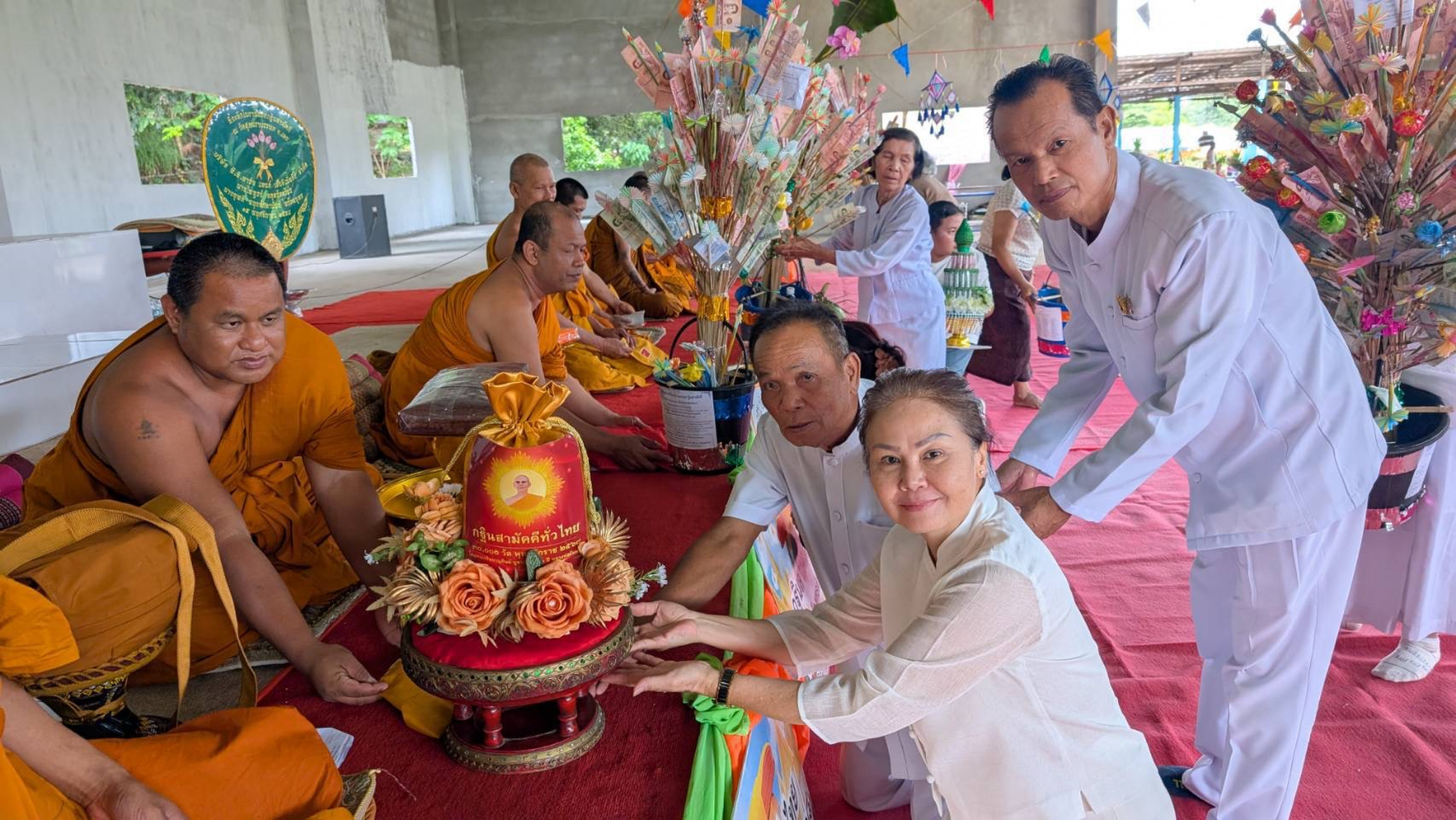 ภาพการถวายปัจจัยวัดสุคนธาบรรพต