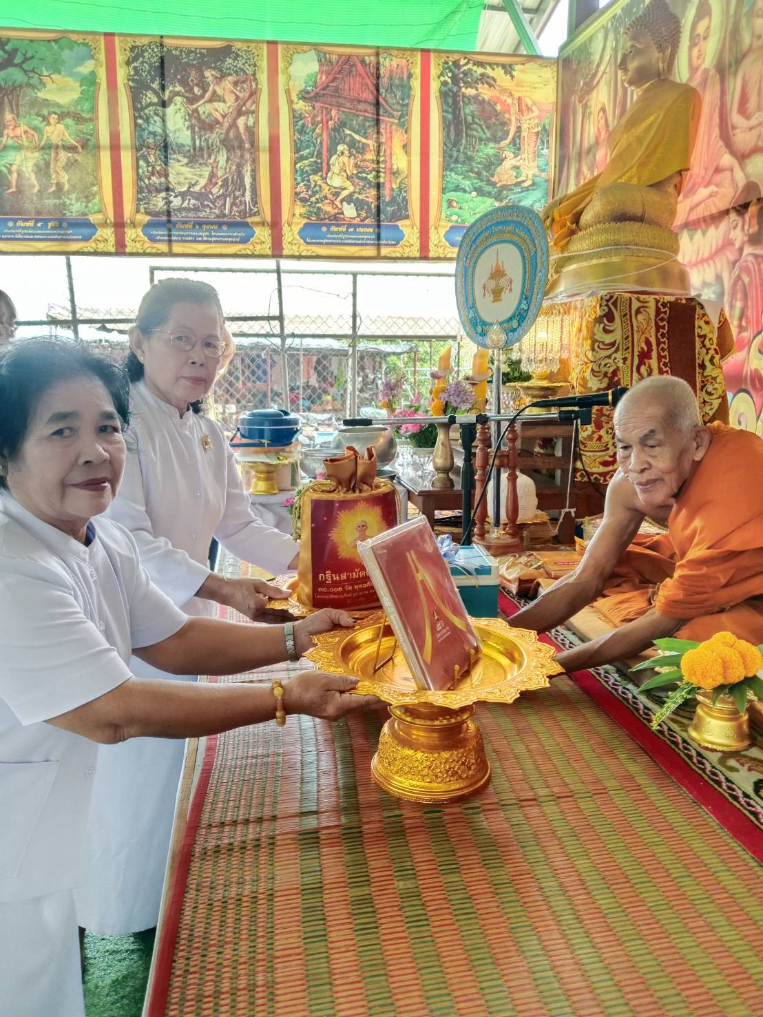 ภาพหมู่ถือพานถวายปัจจัยสำนักสงฆ์หัวเขา