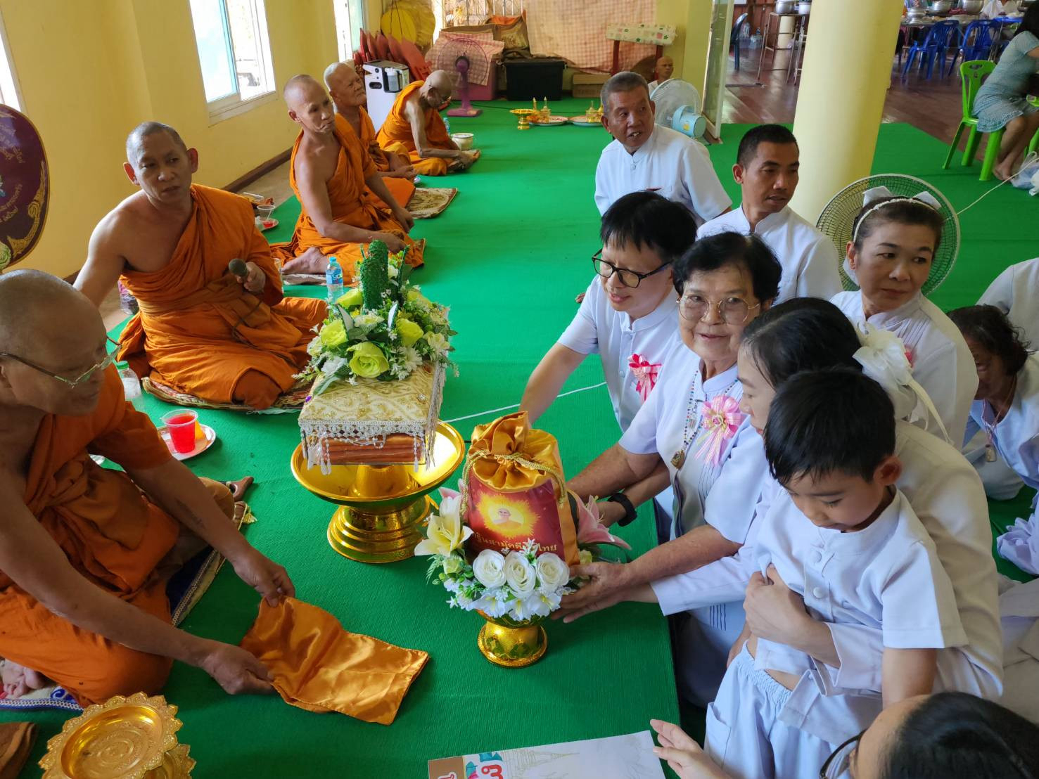 ภาพหมู่ถือพานถวายปัจจัยวัดศรีจันทราราม