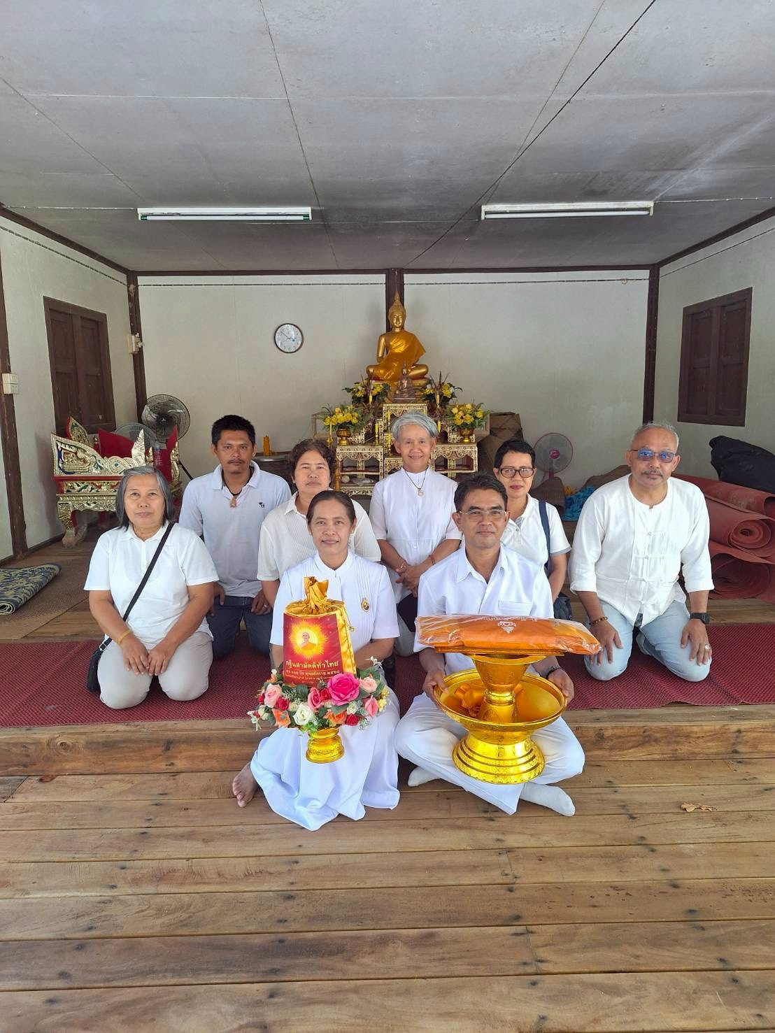 ภาพหมู่ถือพานถวายปัจจัยวัดรัตนานุสรณ์