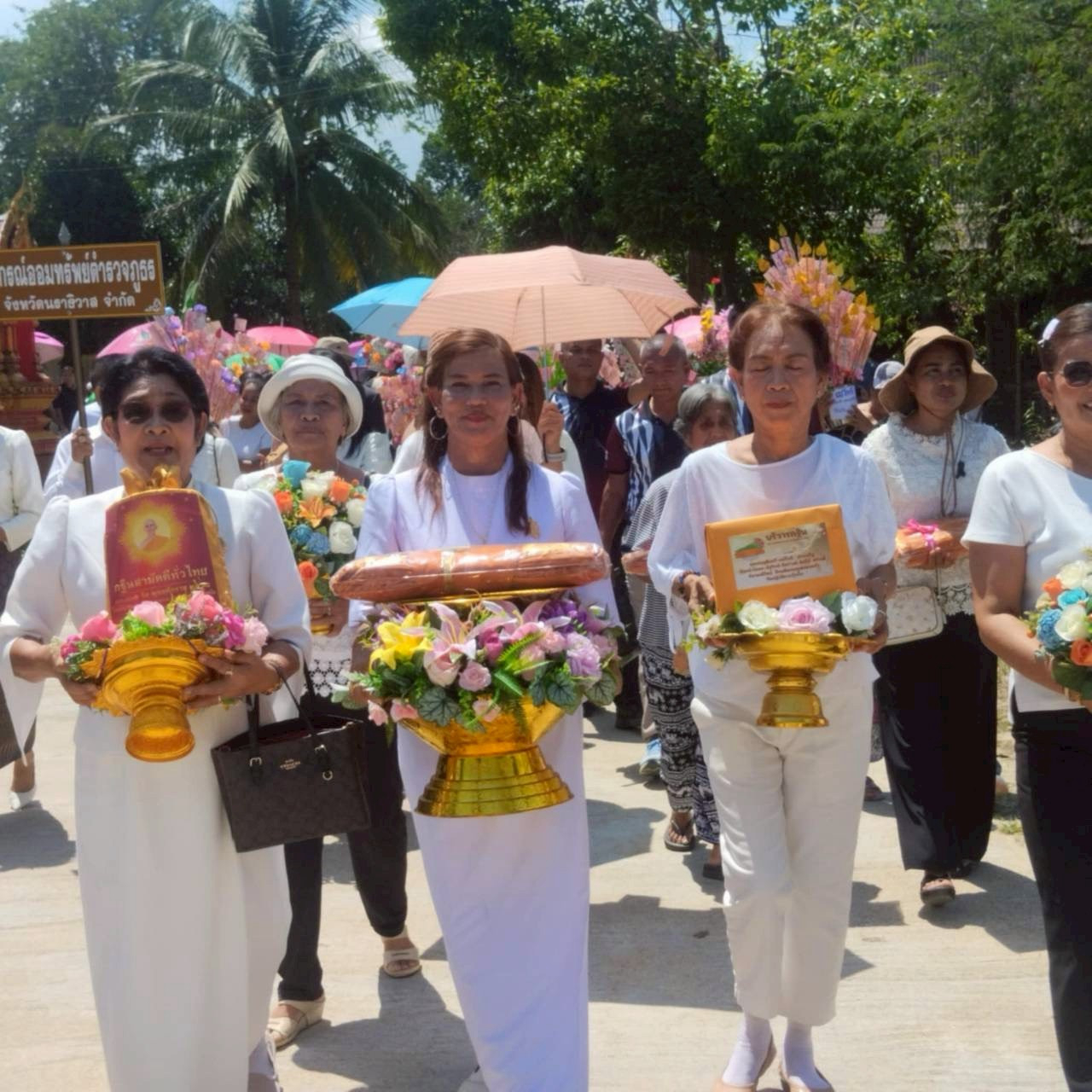 ภาพร่วมขบวนกฐินวัดลำภู