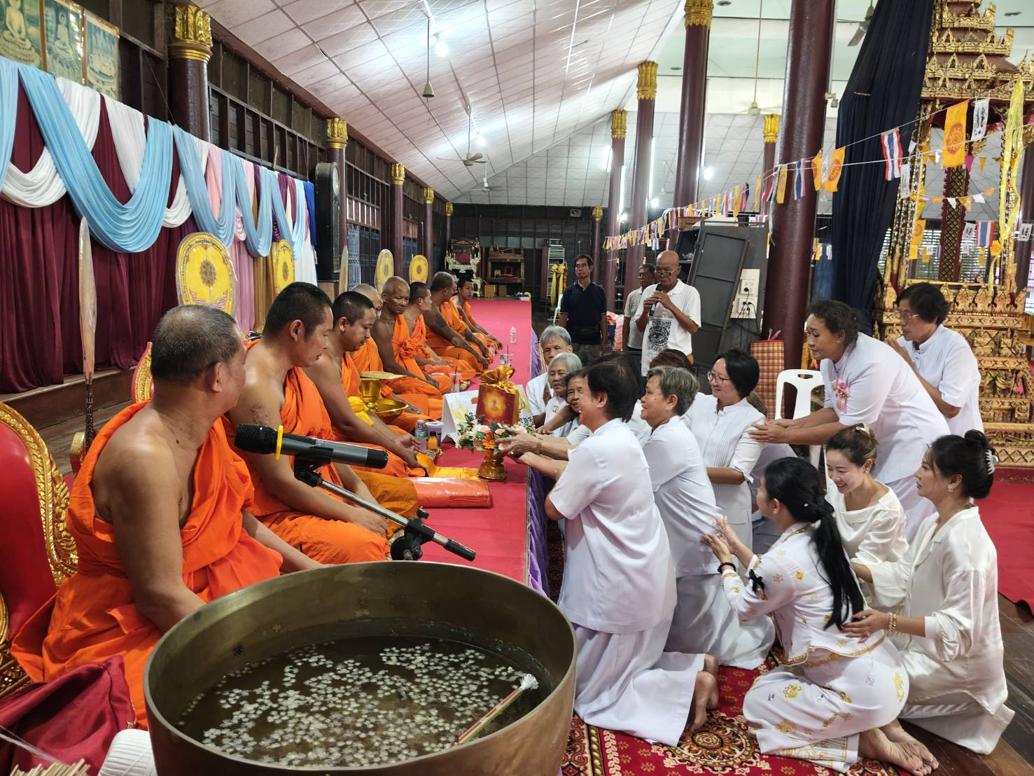 ภาพการถวายปัจจัยวัดราษฎร์เจริญ