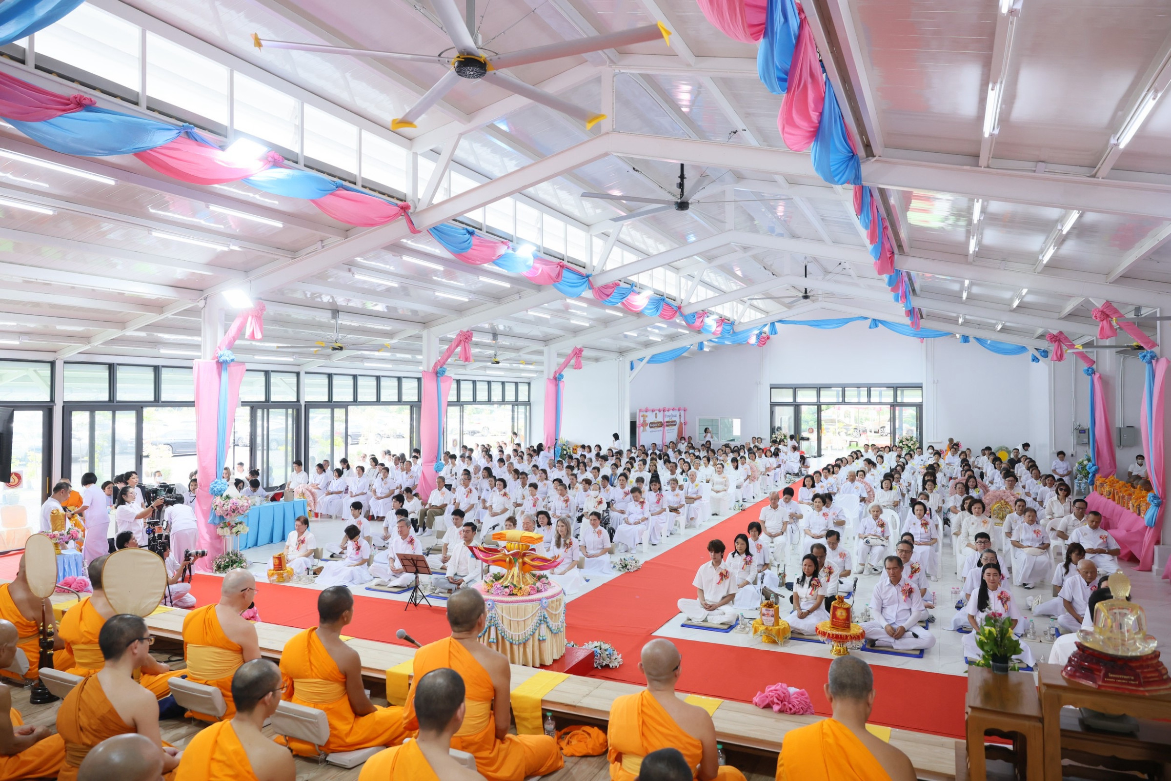 ภาพร่วมพิธีกรรมศูนย์ปฏิบัติธรรมเบญจธรรมบ้านปทุม