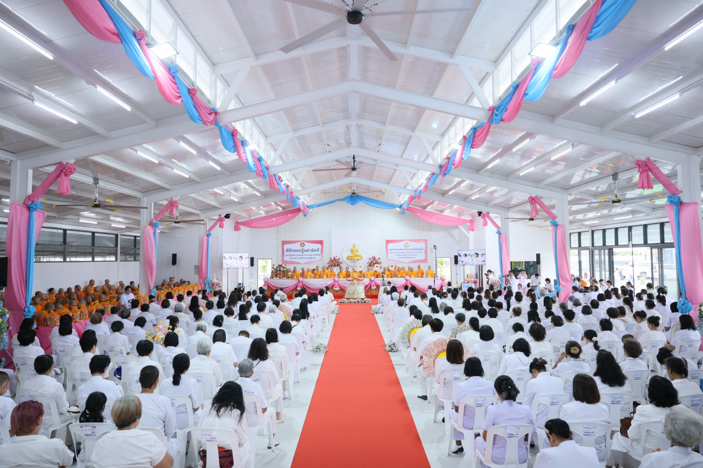 ภาพร่วมพิธีกรรมศูนย์ปฏิบัติธรรมเบญจธรรมบ้านปทุม