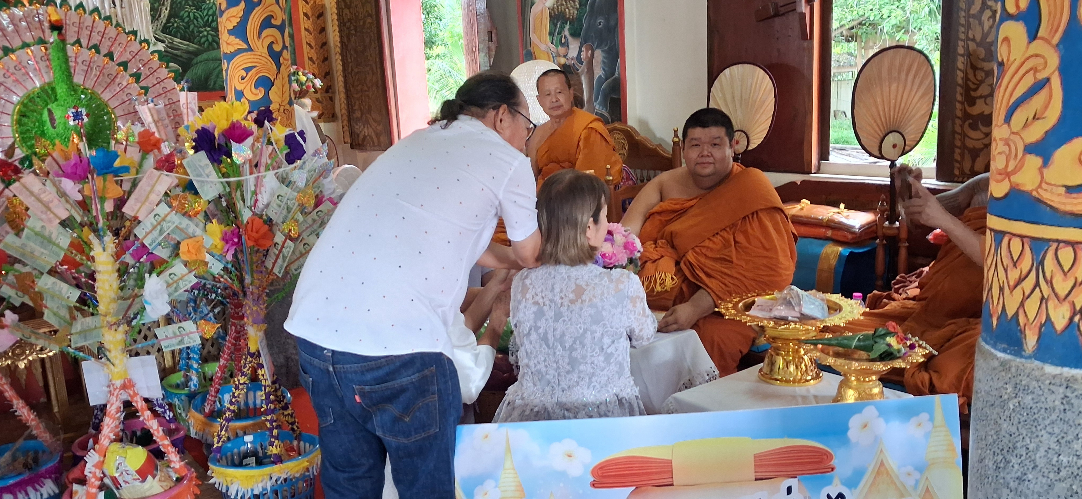 ภาพการถวายปัจจัยวัดท่าไคร้