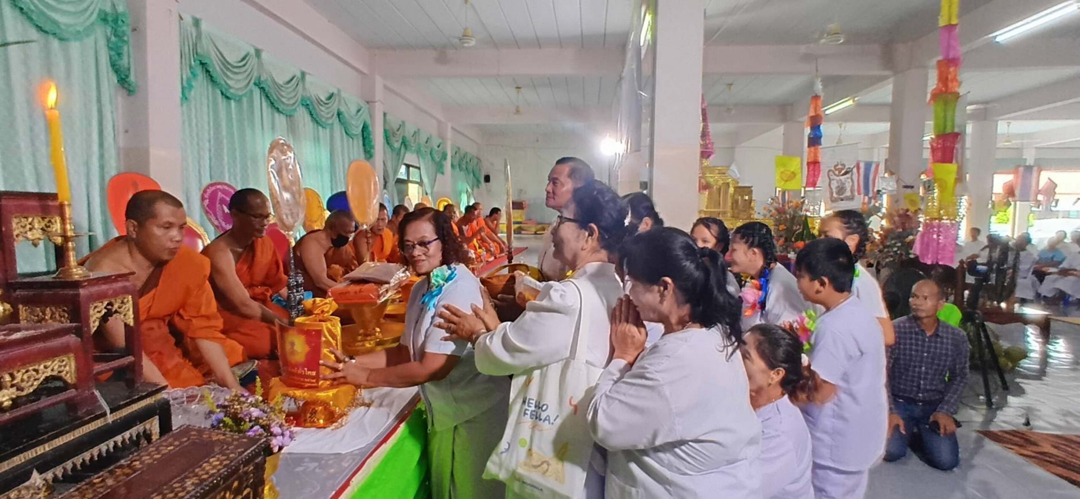 ภาพการถวายปัจจัยวัดอุดมธัญญา