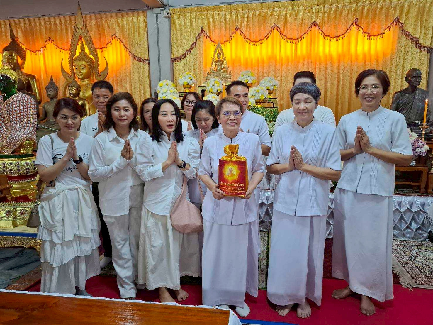 ภาพหมู่ถือพานถวายปัจจัยวัดหนองโพ