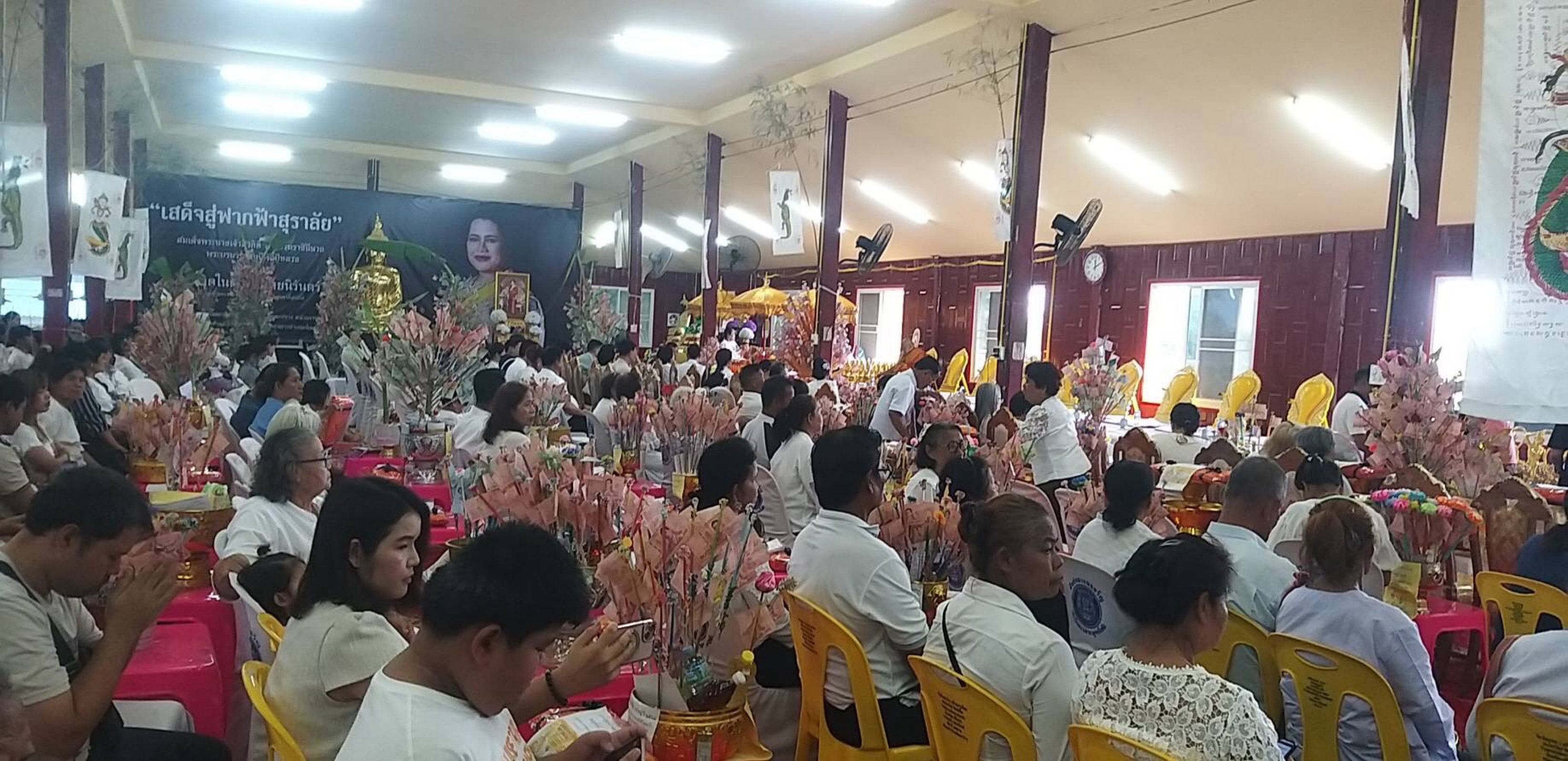 ภาพร่วมพิธีกรรมวัดเนินมะปราง