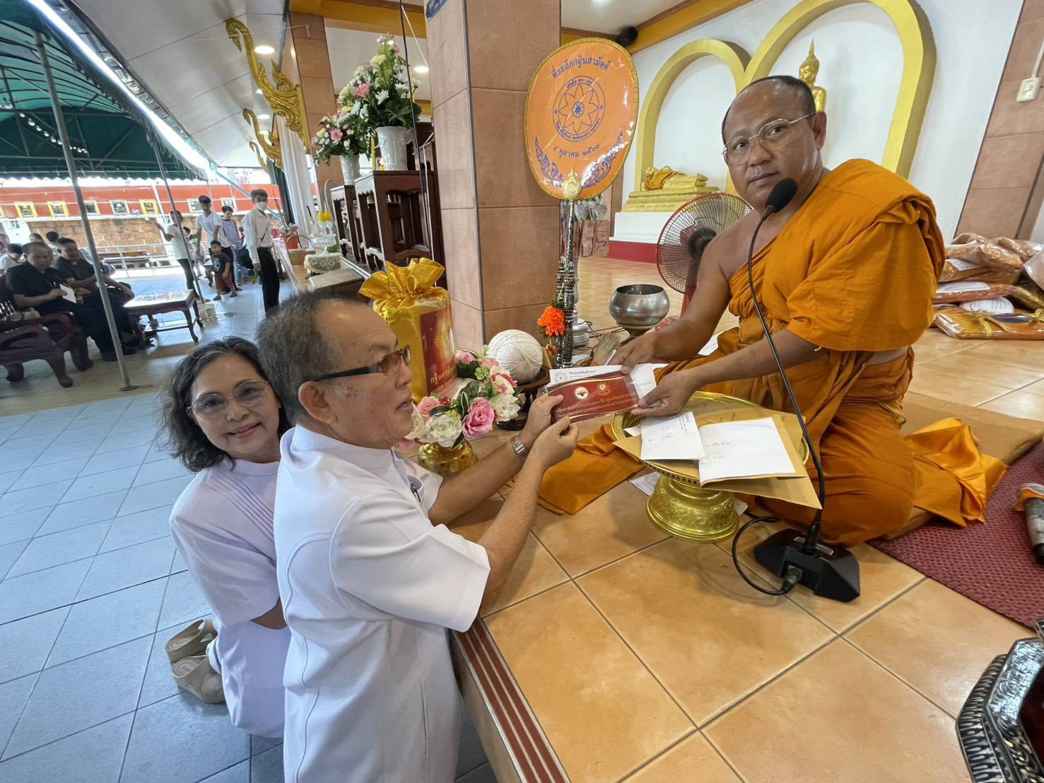 ภาพการถวายปัจจัยวัดบุญศรีมุนีกรณ์