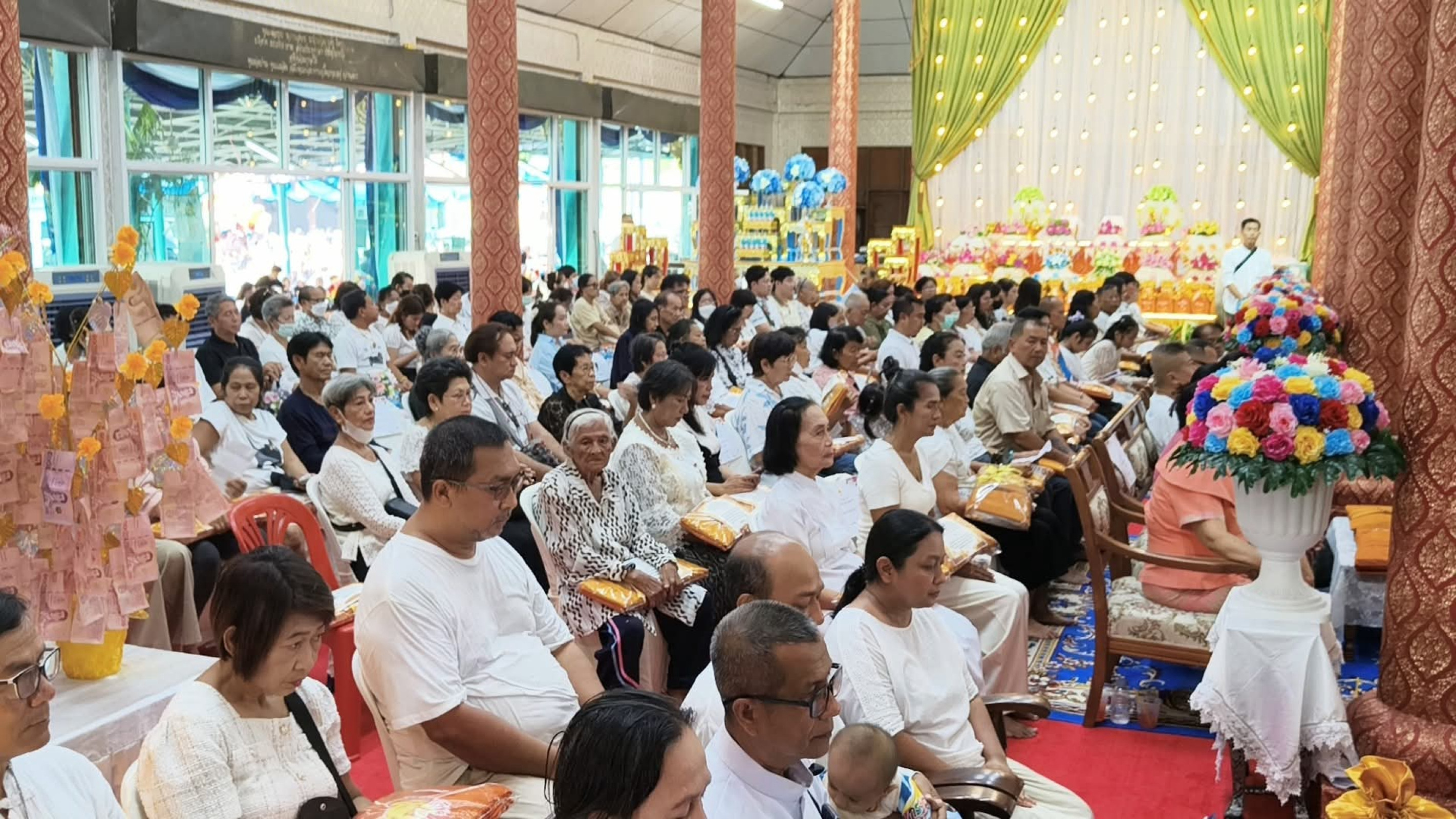 ภาพร่วมพิธีกรรมวัดบางหญ้าแพรก