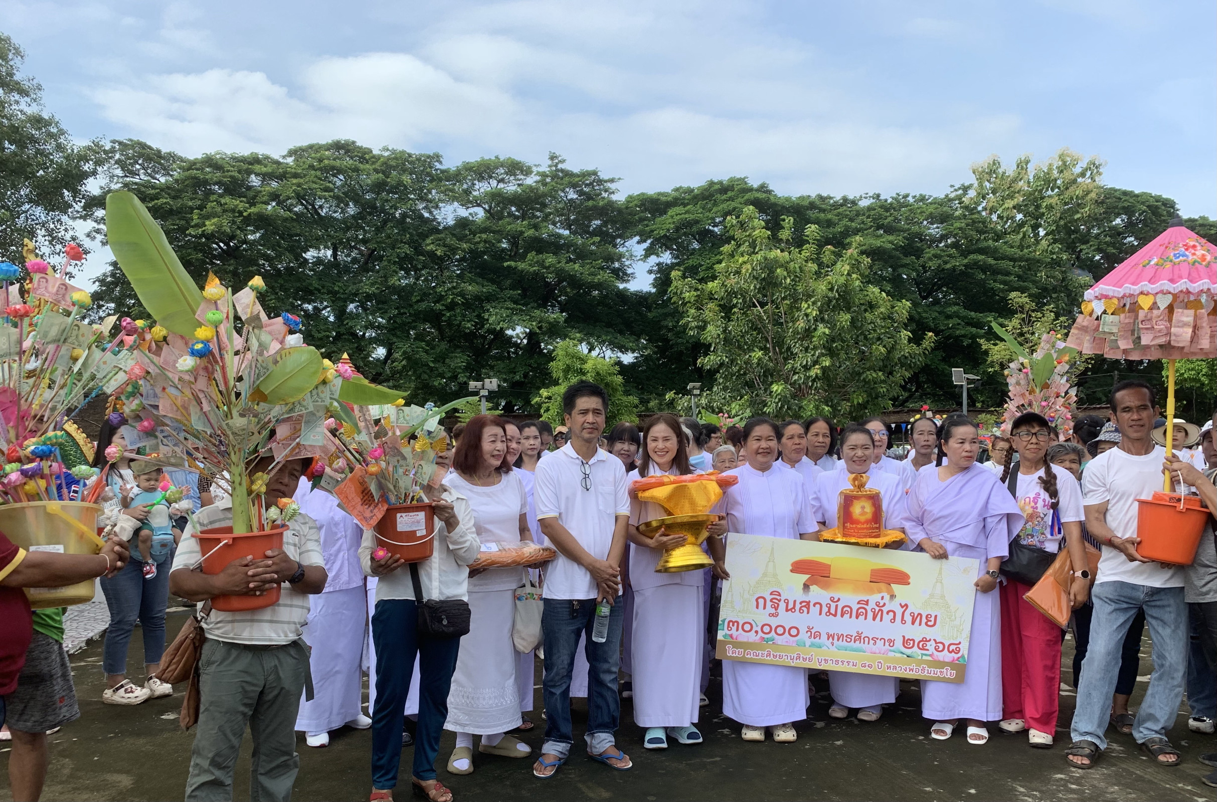 ภาพร่วมขบวนกฐินวัดวารีล้อม