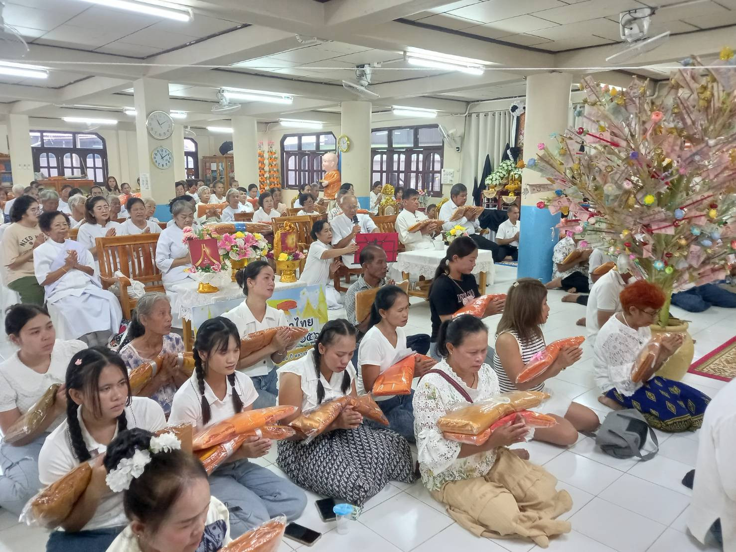 ภาพร่วมพิธีกรรมวัดจอมแจ้ง