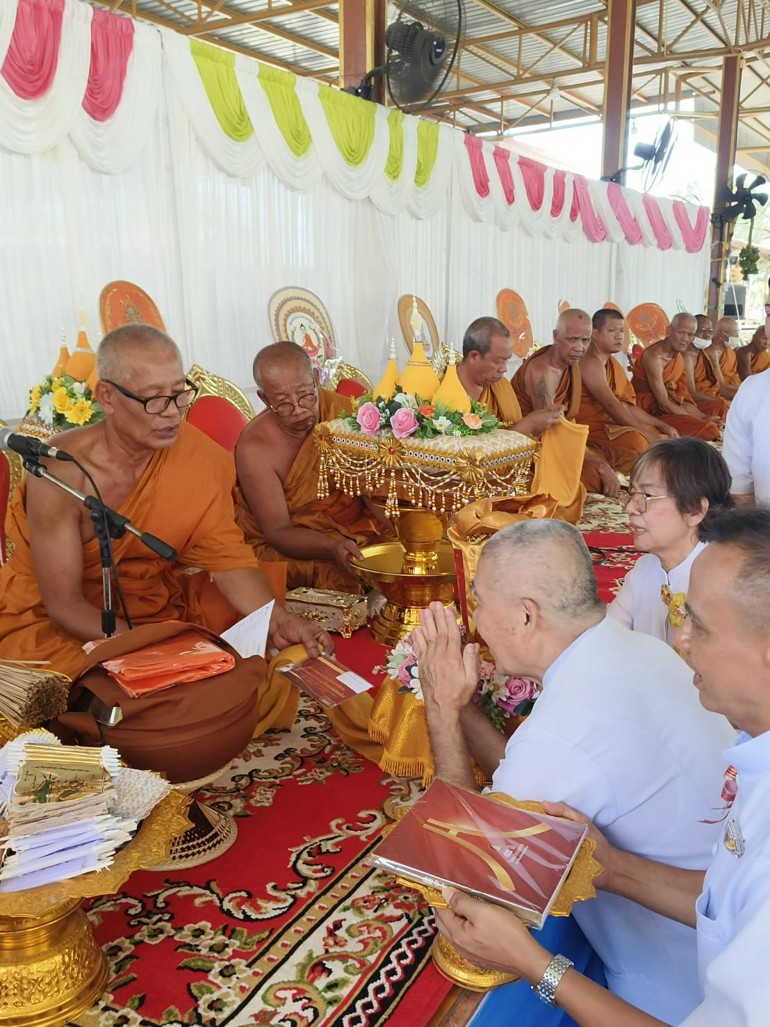 ภาพการถวายปัจจัยวัดประชุมสงฆ์