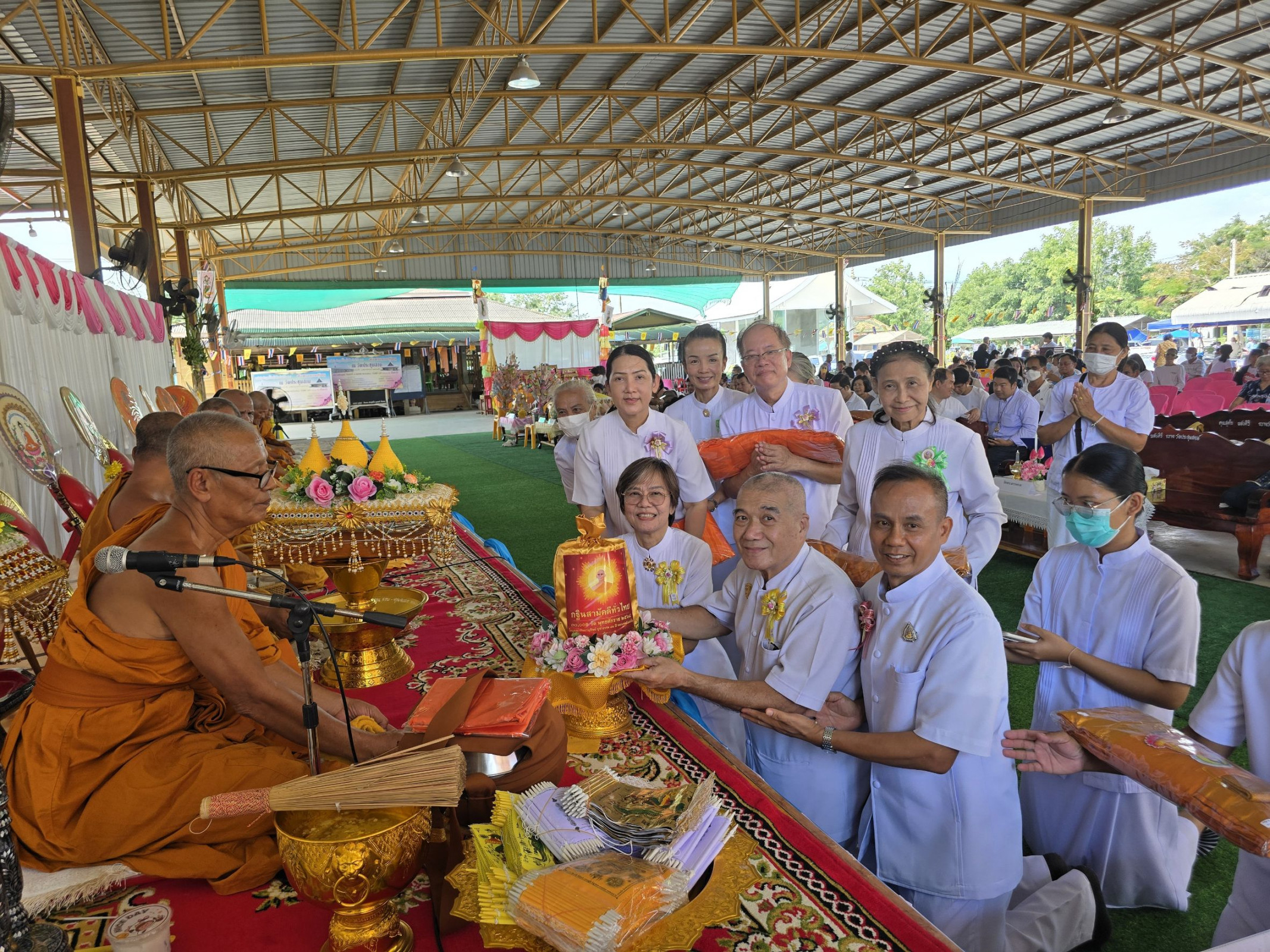 ภาพหมู่ถือพานถวายปัจจัยวัดประชุมสงฆ์