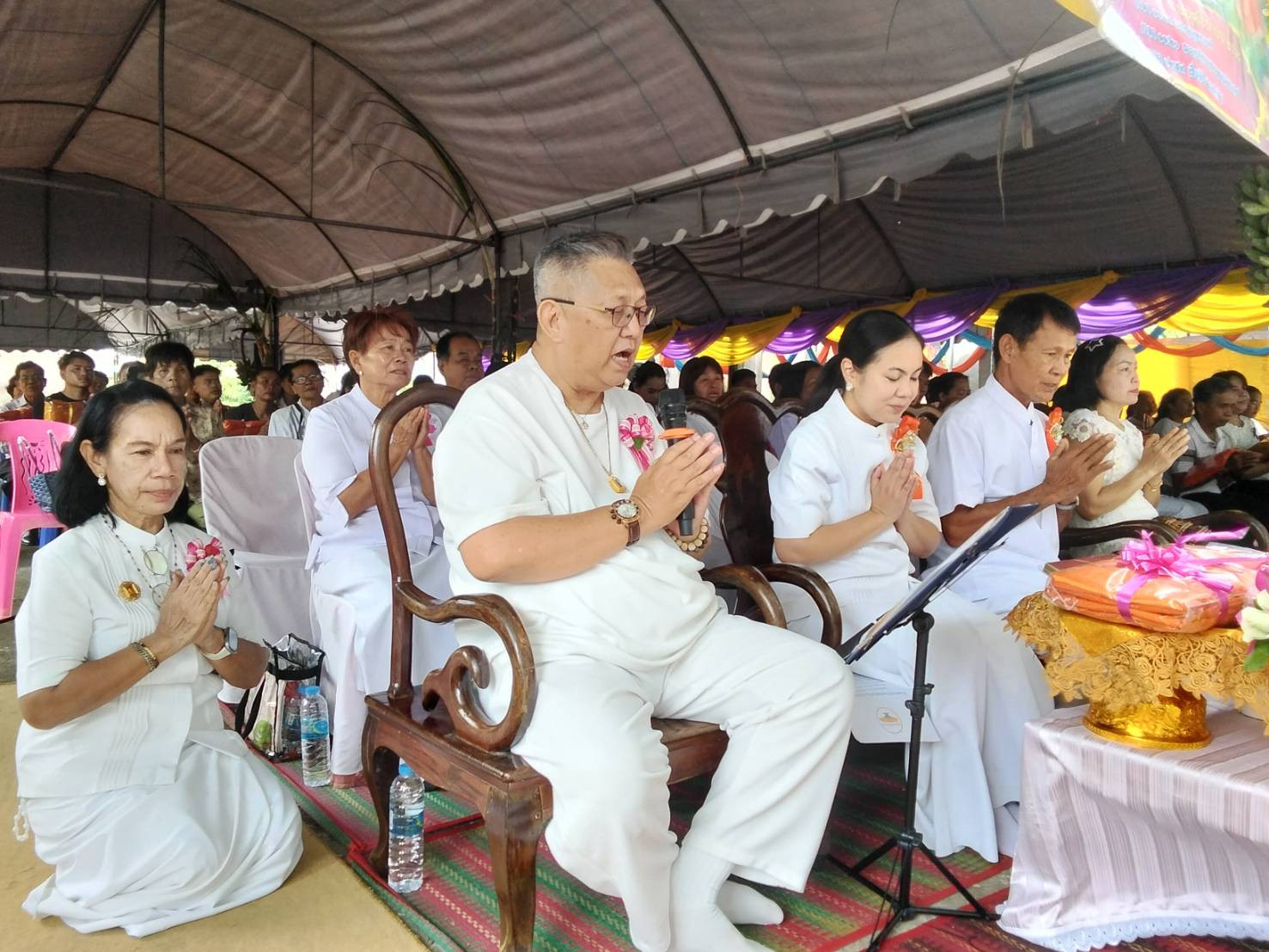 ภาพหมู่ถือพานถวายปัจจัยวัดสามัคคีธรรม