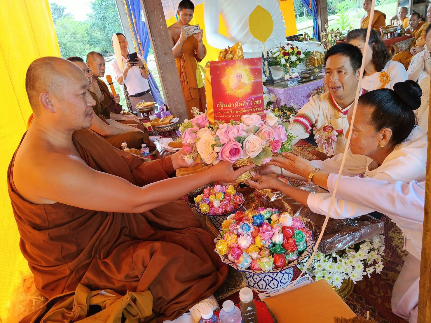 ภาพหมู่ถือพานถวายปัจจัยที่พักสงฆ์ศูนย์ปฏิบัติธรรมพุทธมณฑล