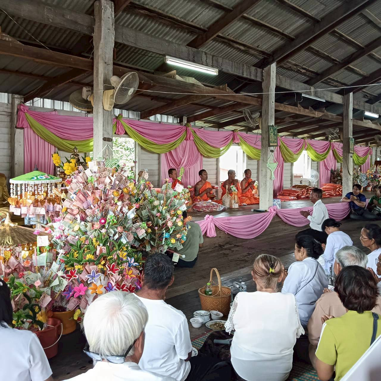 ภาพร่วมพิธีกรรมวัดบึงบัว