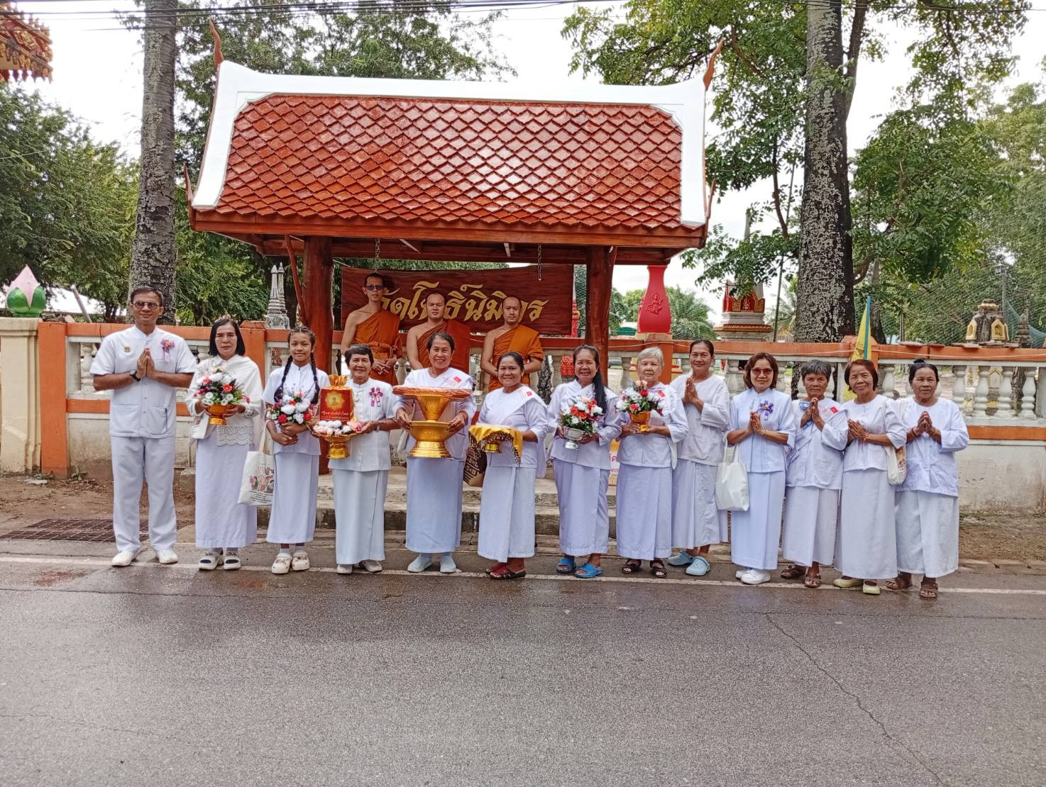 ภาพหมู่ถือพานถวายปัจจัยวัดโพธิ์นิมิตร