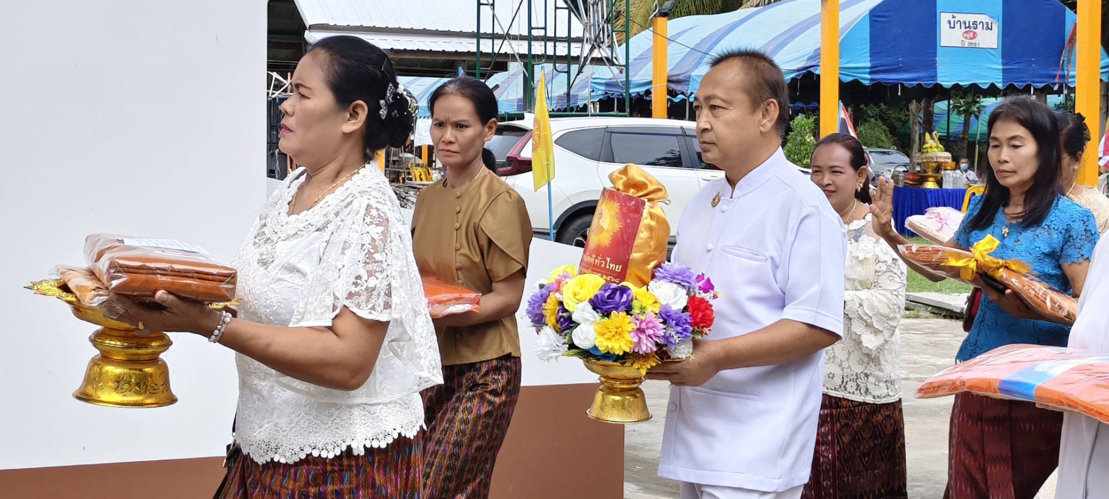 ภาพหมู่ถือพานถวายปัจจัยวัดรามวราวาส