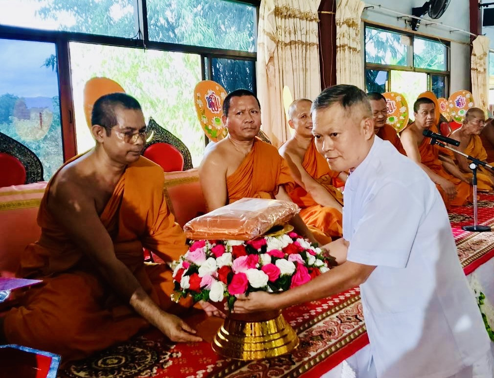 ภาพหมู่ถือพานถวายปัจจัยวัดหนองสีนวล