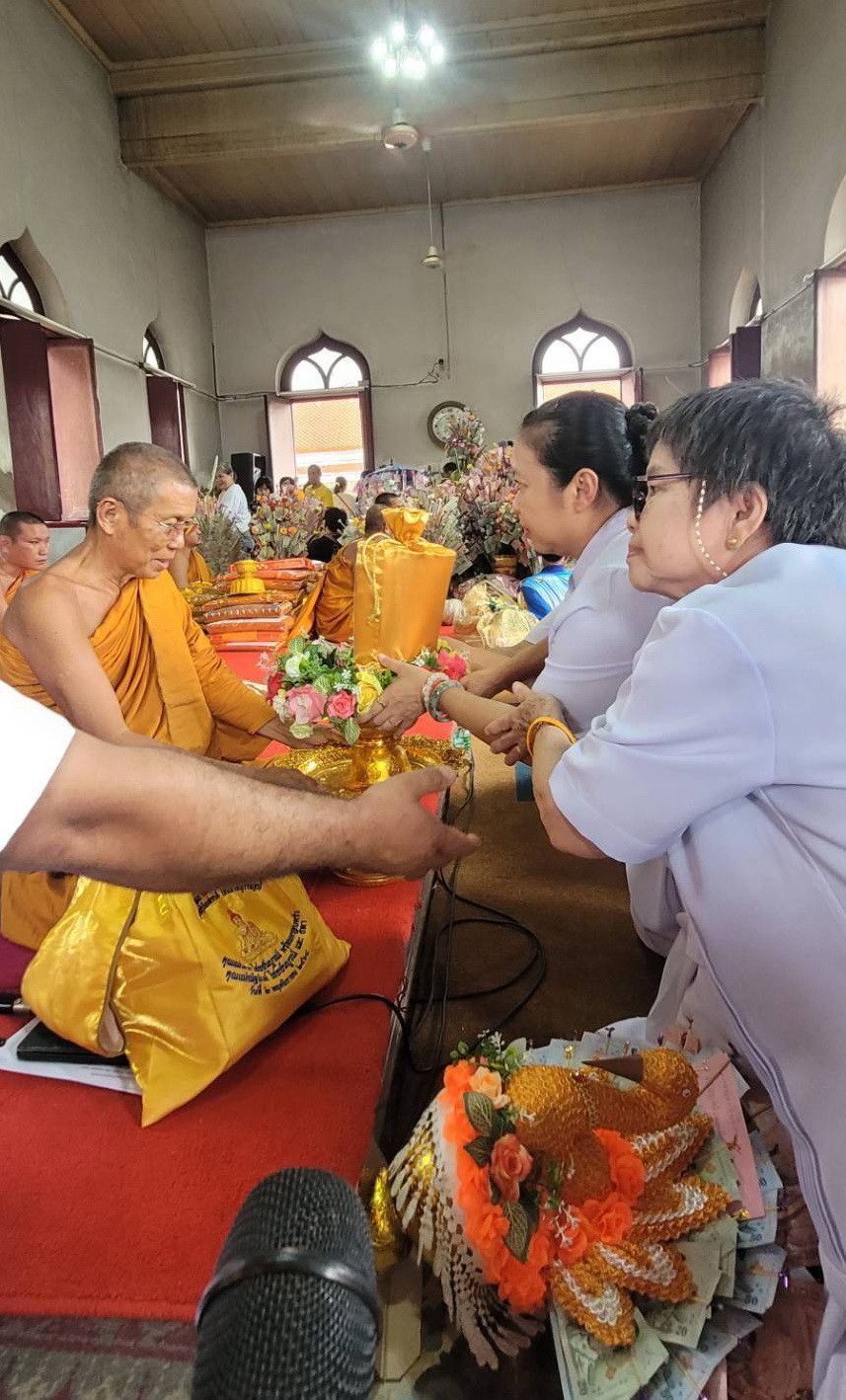 ภาพการถวายปัจจัยวัดราษฎร์รังสรรค์