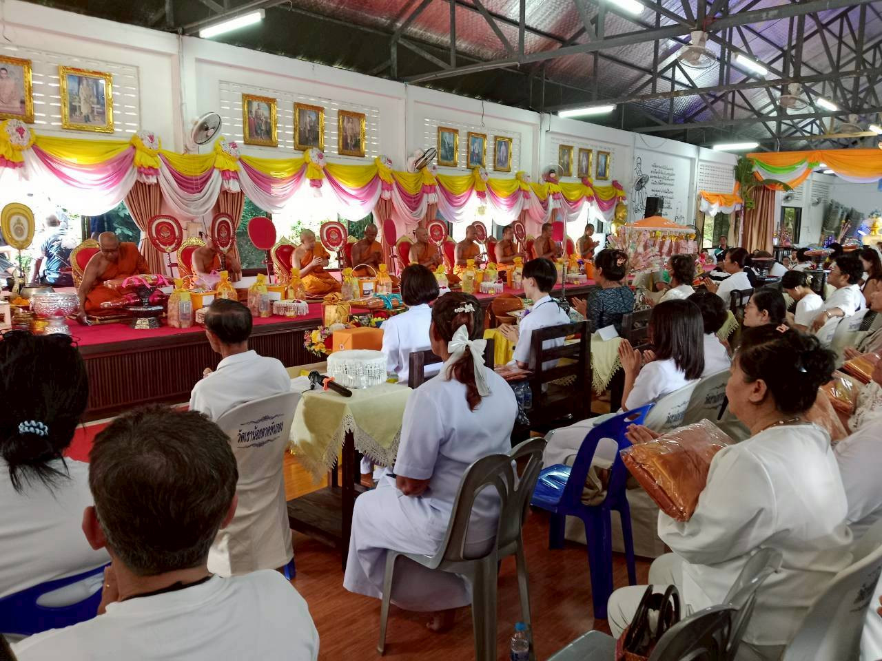 ภาพร่วมพิธีกรรมวัดเขาน้อยหินกอง