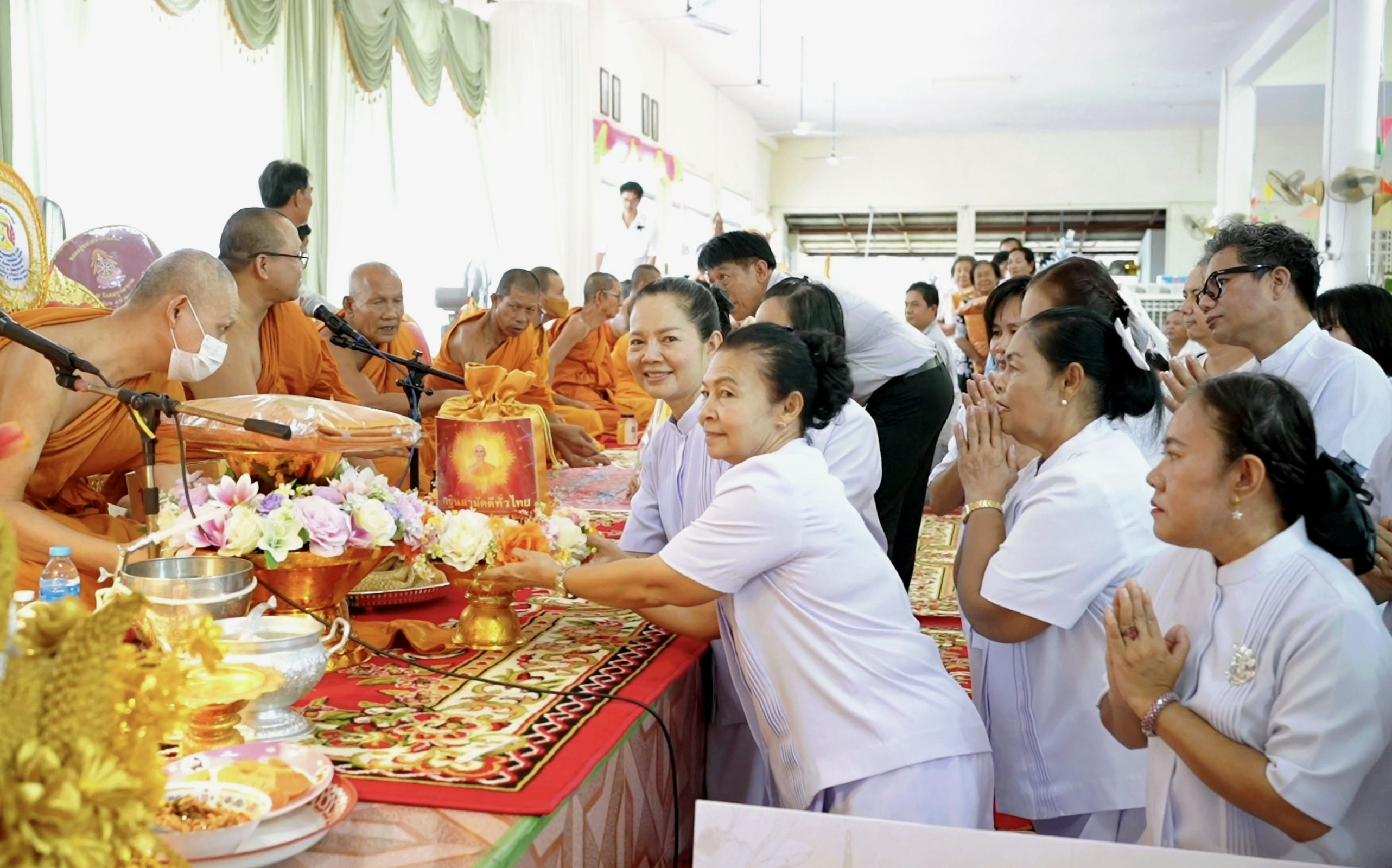 ภาพการถวายปัจจัยวัดสมบูรณาราม