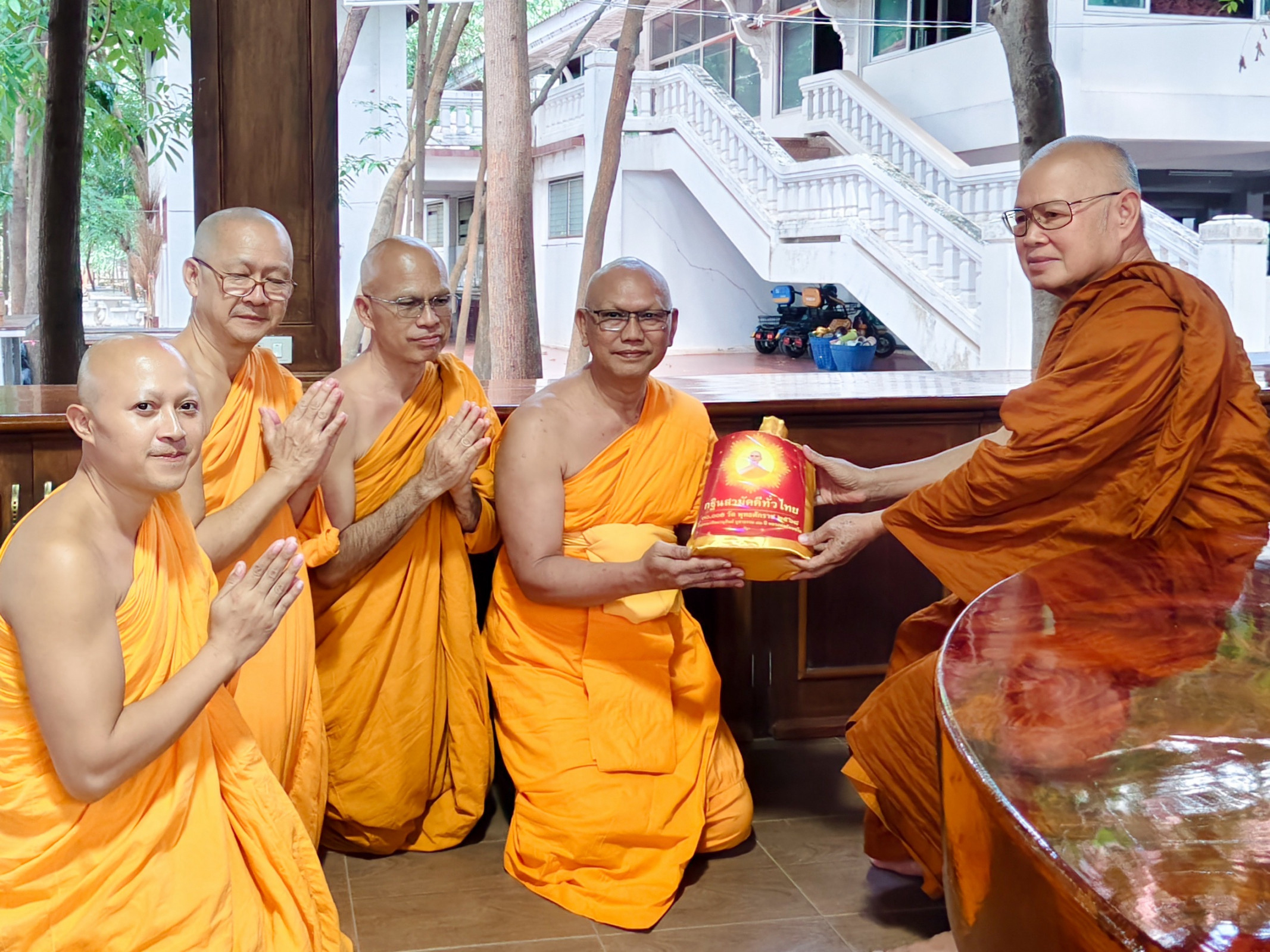 ภาพการถวายปัจจัยวัดอรัญญวาสี