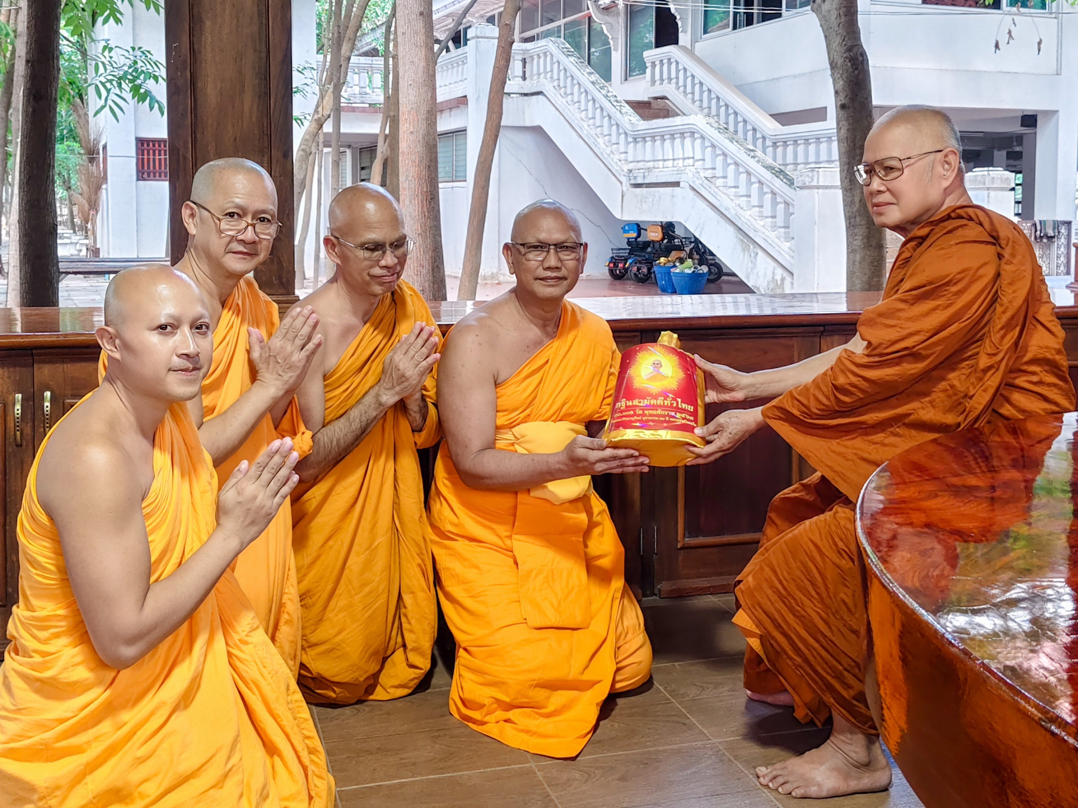 ภาพหมู่ถือพานถวายปัจจัยวัดอรัญญวาสี