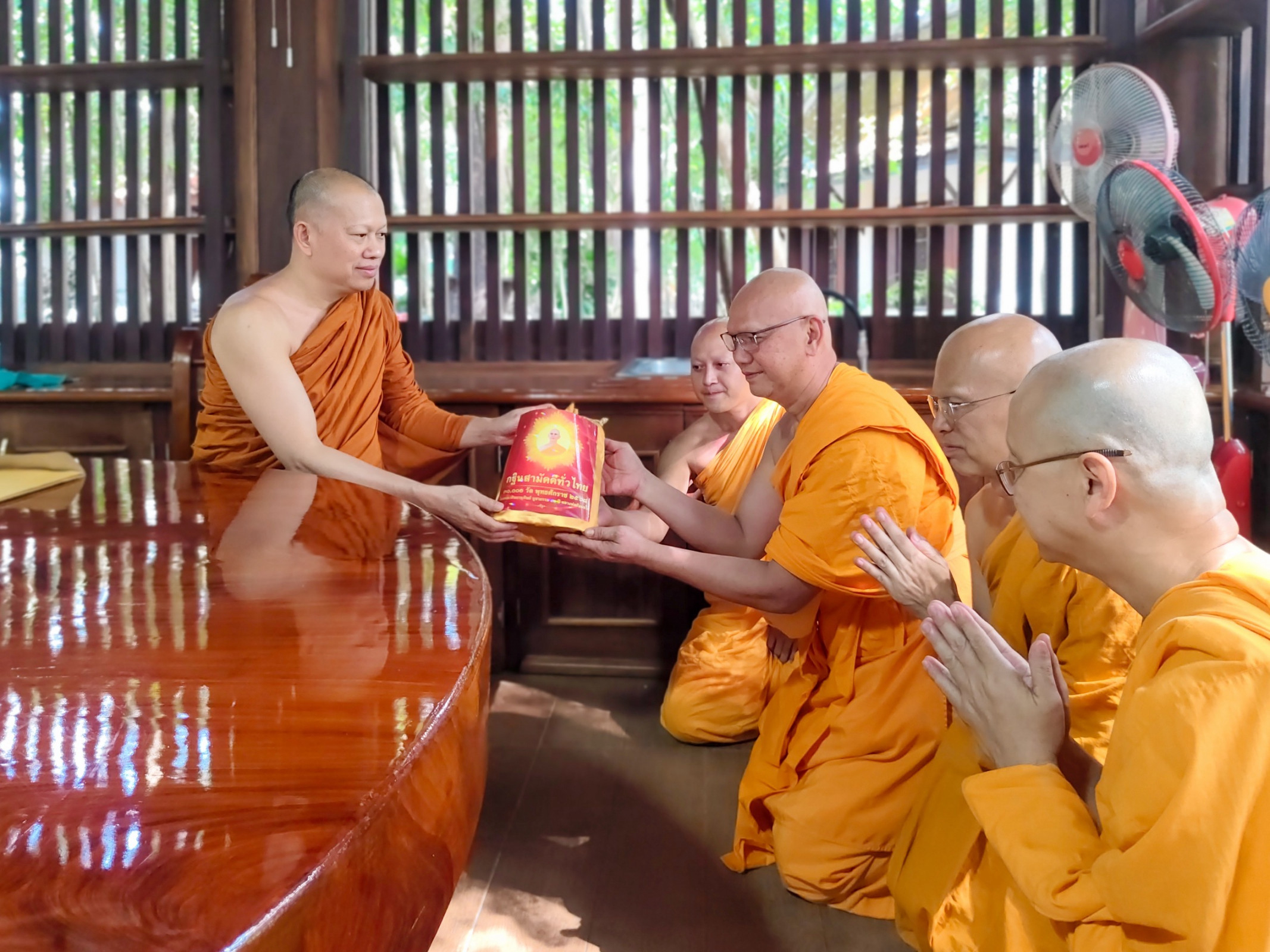 ภาพการถวายปัจจัยวัดยางขาว