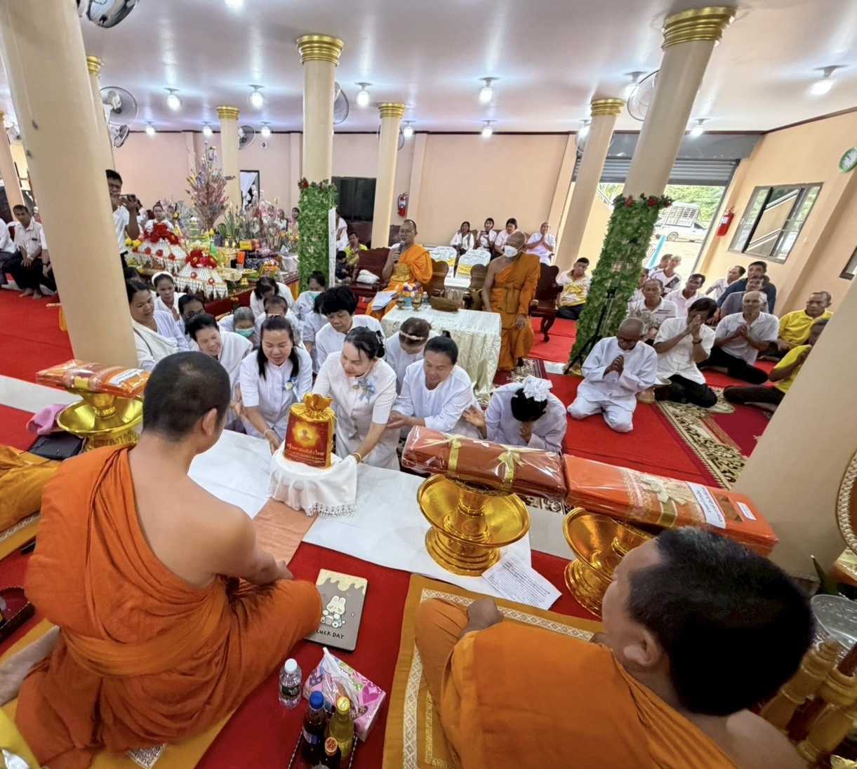 ภาพการถวายปัจจัยวัดศิริขัณฑ์