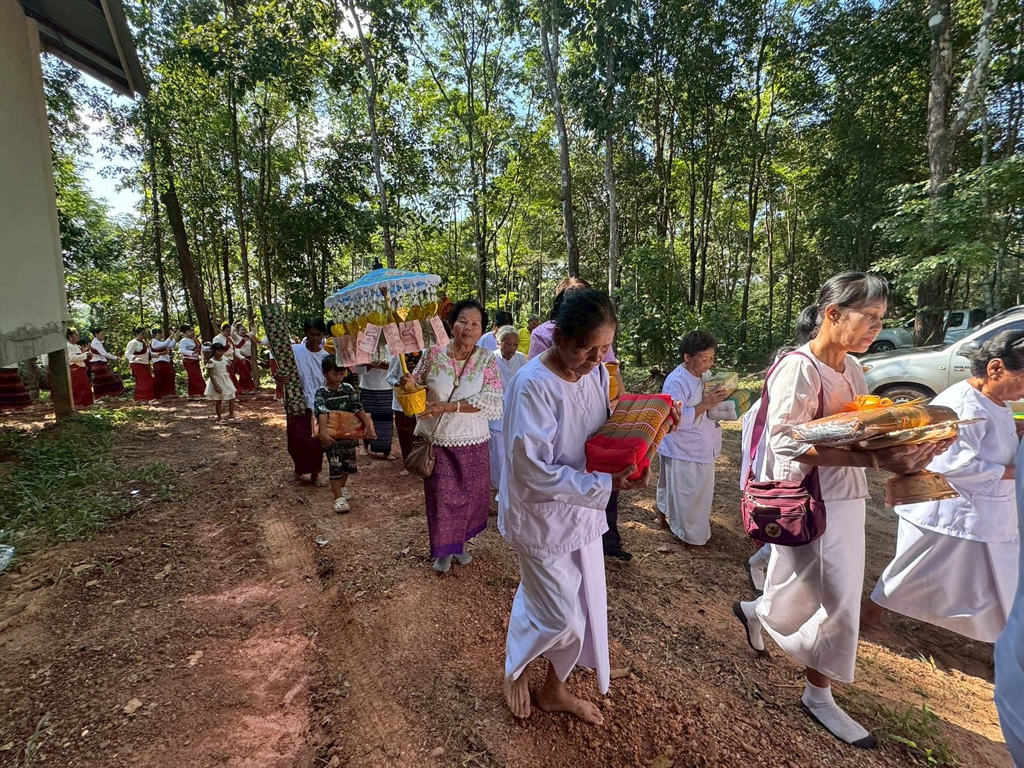 ภาพร่วมขบวนกฐินศูนย์ปฏิบัติธรรมวรธรรม