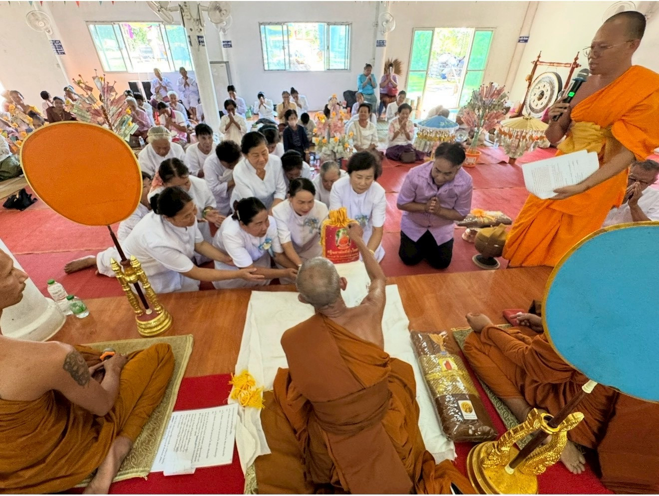 ภาพหมู่ถือพานถวายปัจจัยศูนย์ปฏิบัติธรรมวรธรรม