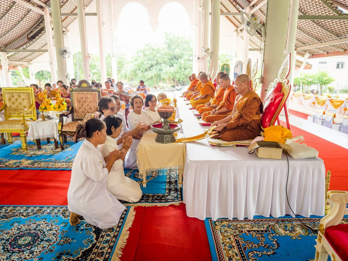 ภาพหมู่ถือพานถวายปัจจัยวัดถนนตาล