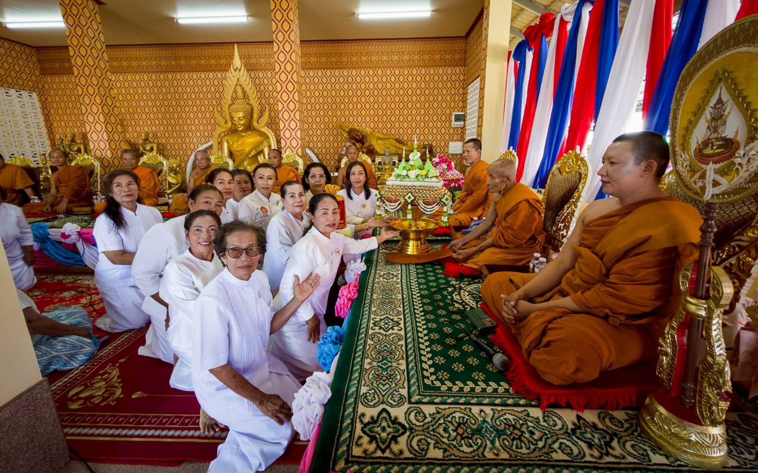 ภาพการถวายปัจจัยวัดธาตุศรีคุณ