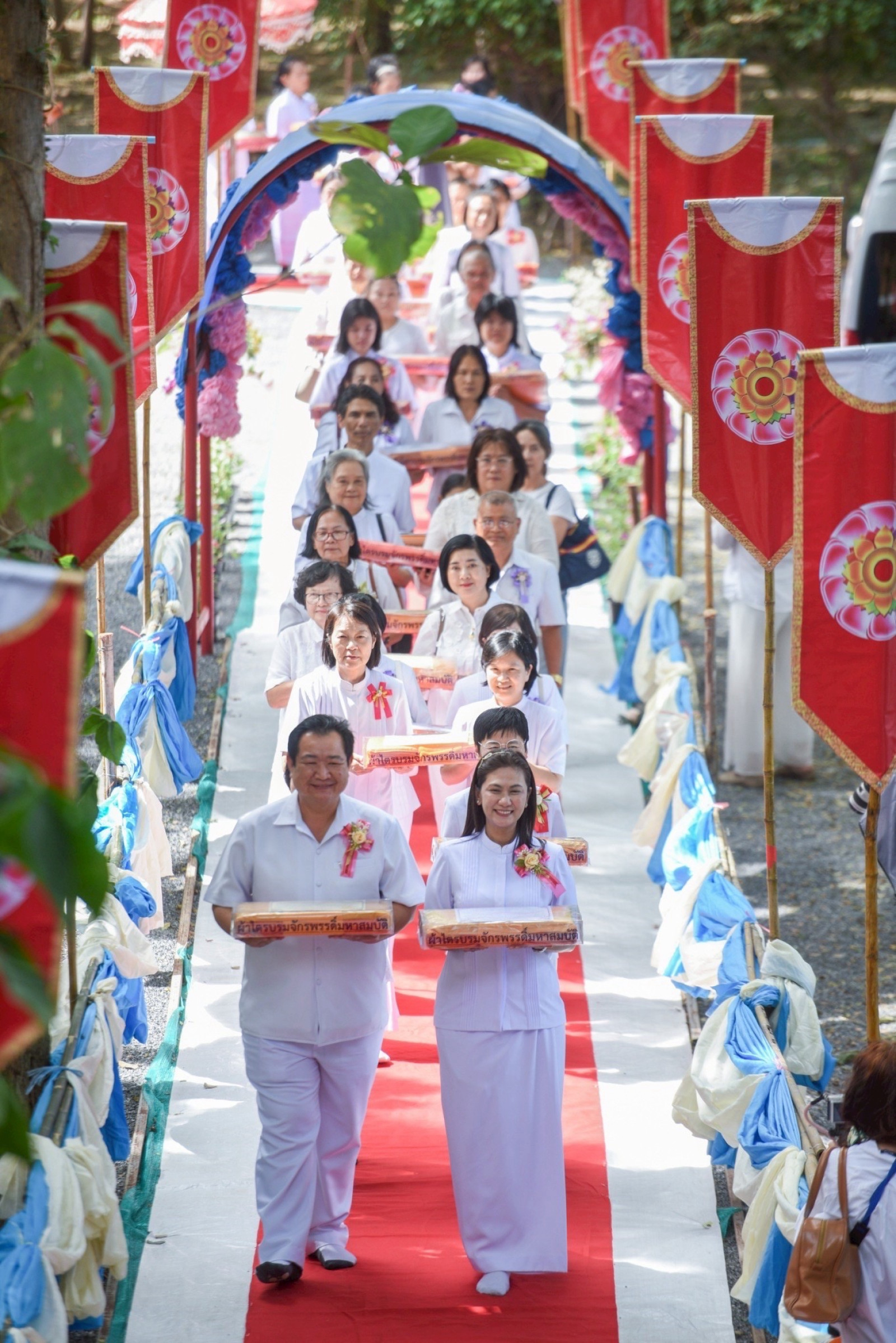 ภาพร่วมขบวนกฐินศูนย์ปฏิบัติธรรมบ้านแก้วเรือนธรรม