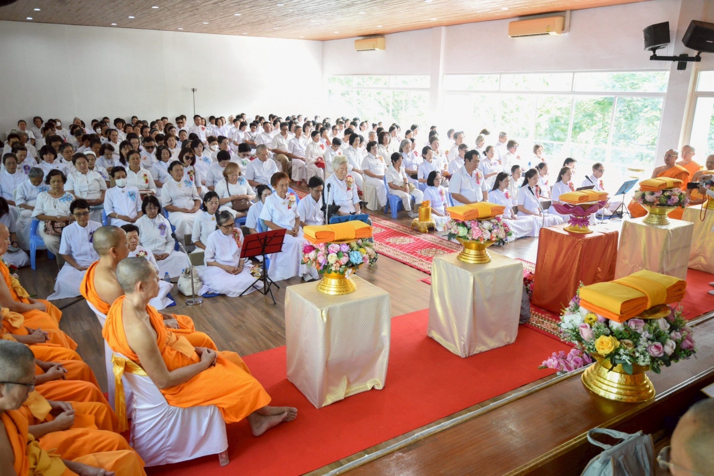 ภาพร่วมพิธีกรรมศูนย์ปฏิบัติธรรมบ้านแก้วเรือนธรรม