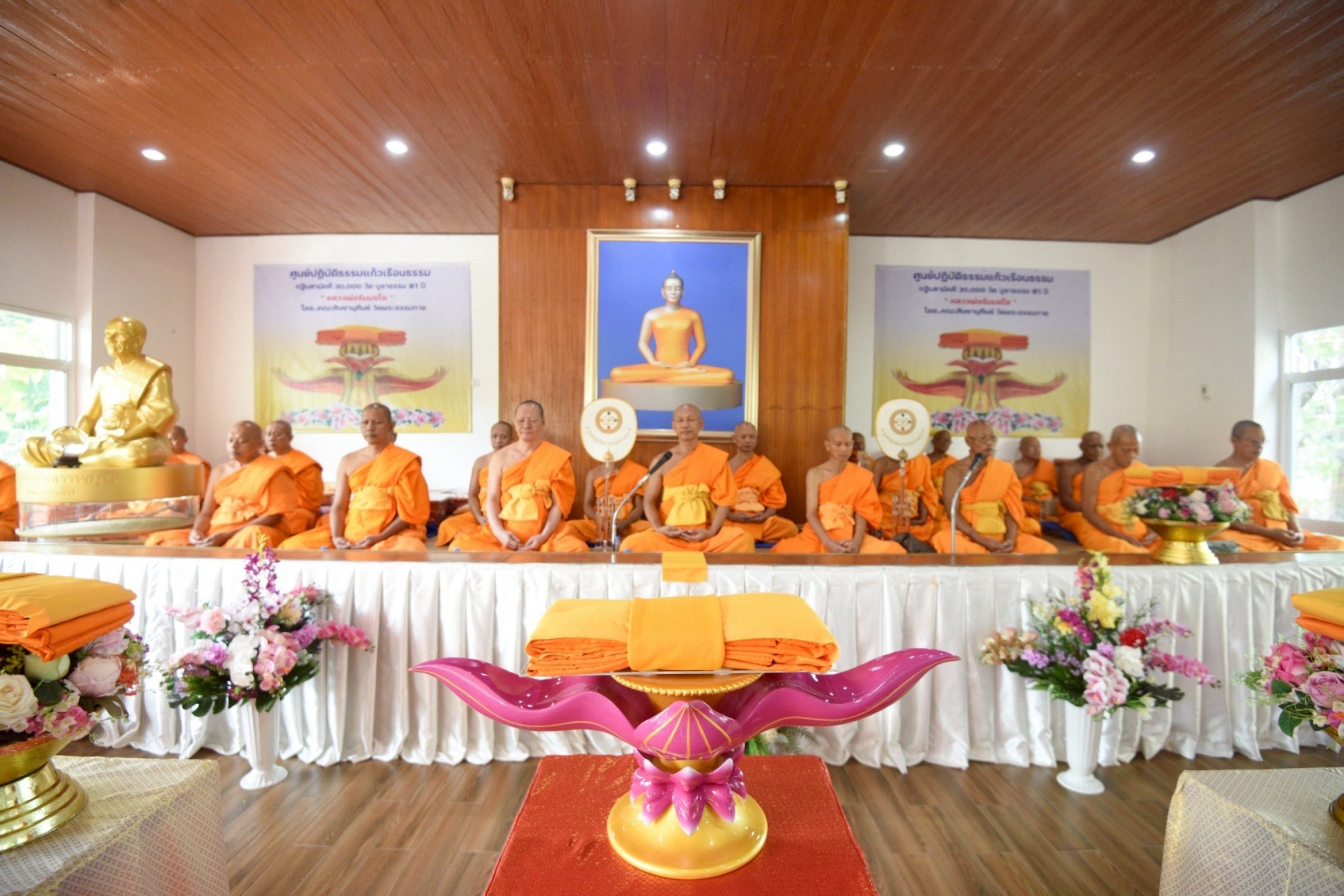 ภาพร่วมพิธีกรรมศูนย์ปฏิบัติธรรมบ้านแก้วเรือนธรรม