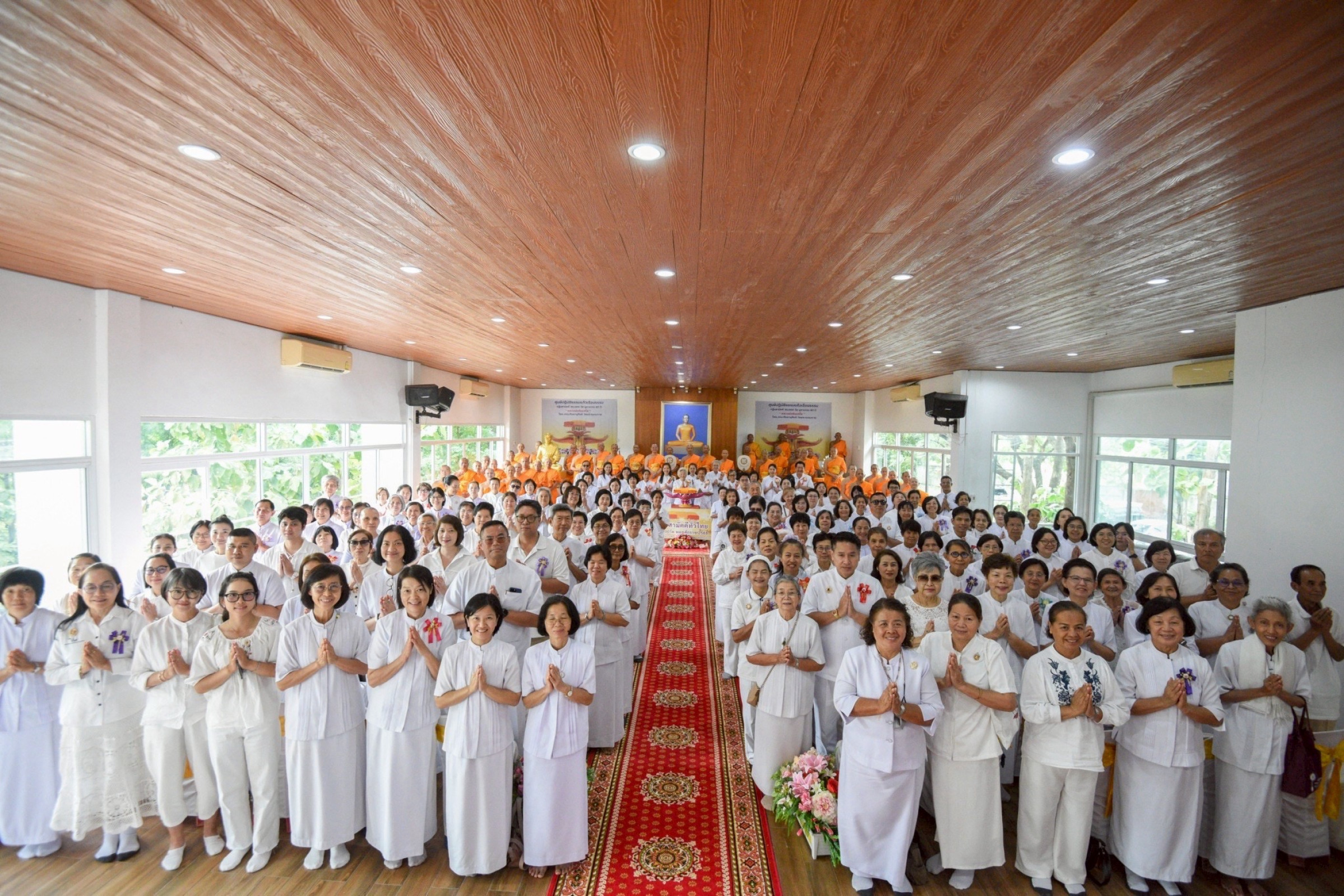 ภาพร่วมพิธีกรรมศูนย์ปฏิบัติธรรมบ้านแก้วเรือนธรรม
