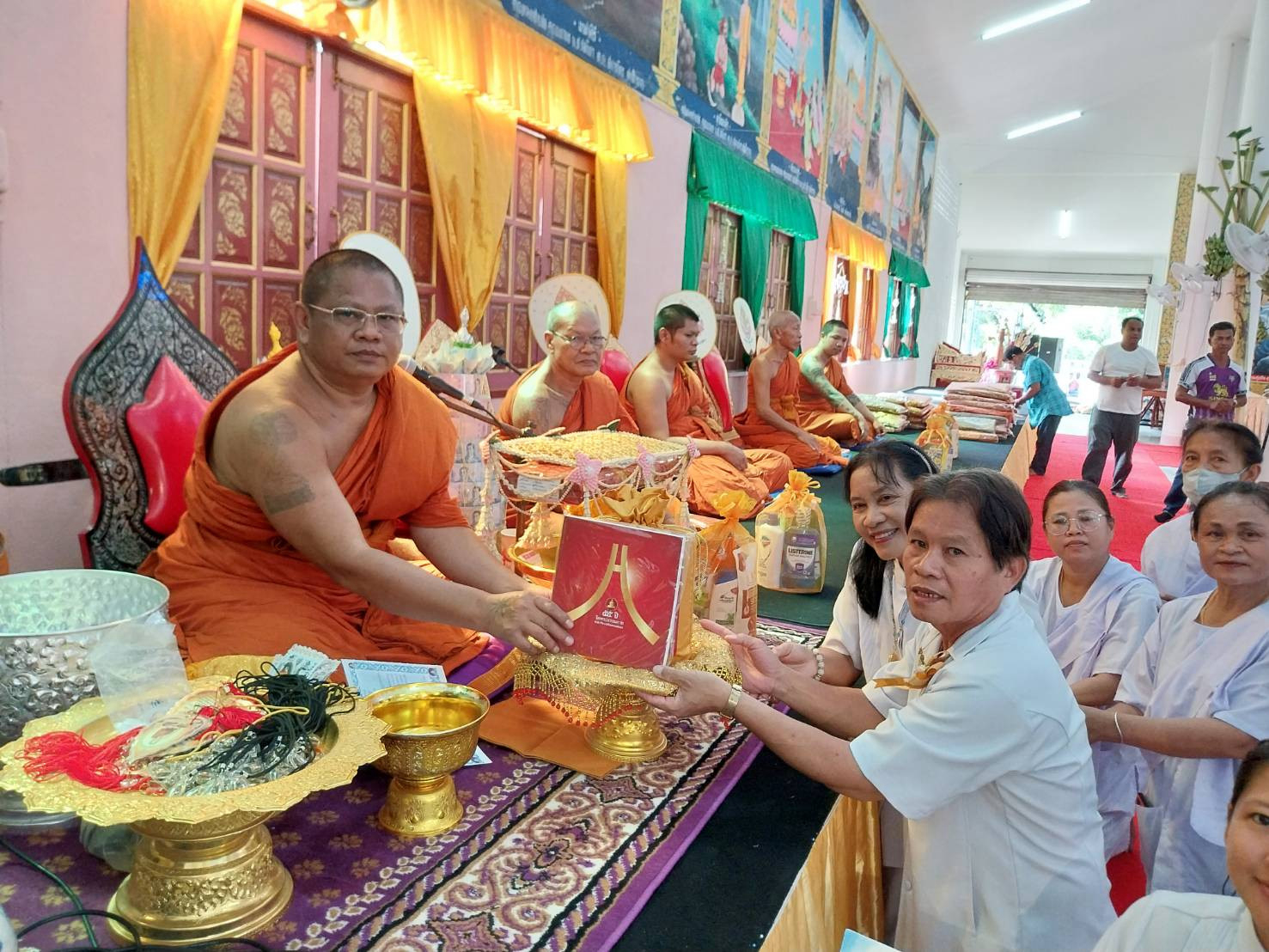 ภาพร่วมพิธีกรรมวัดหนองสลักได