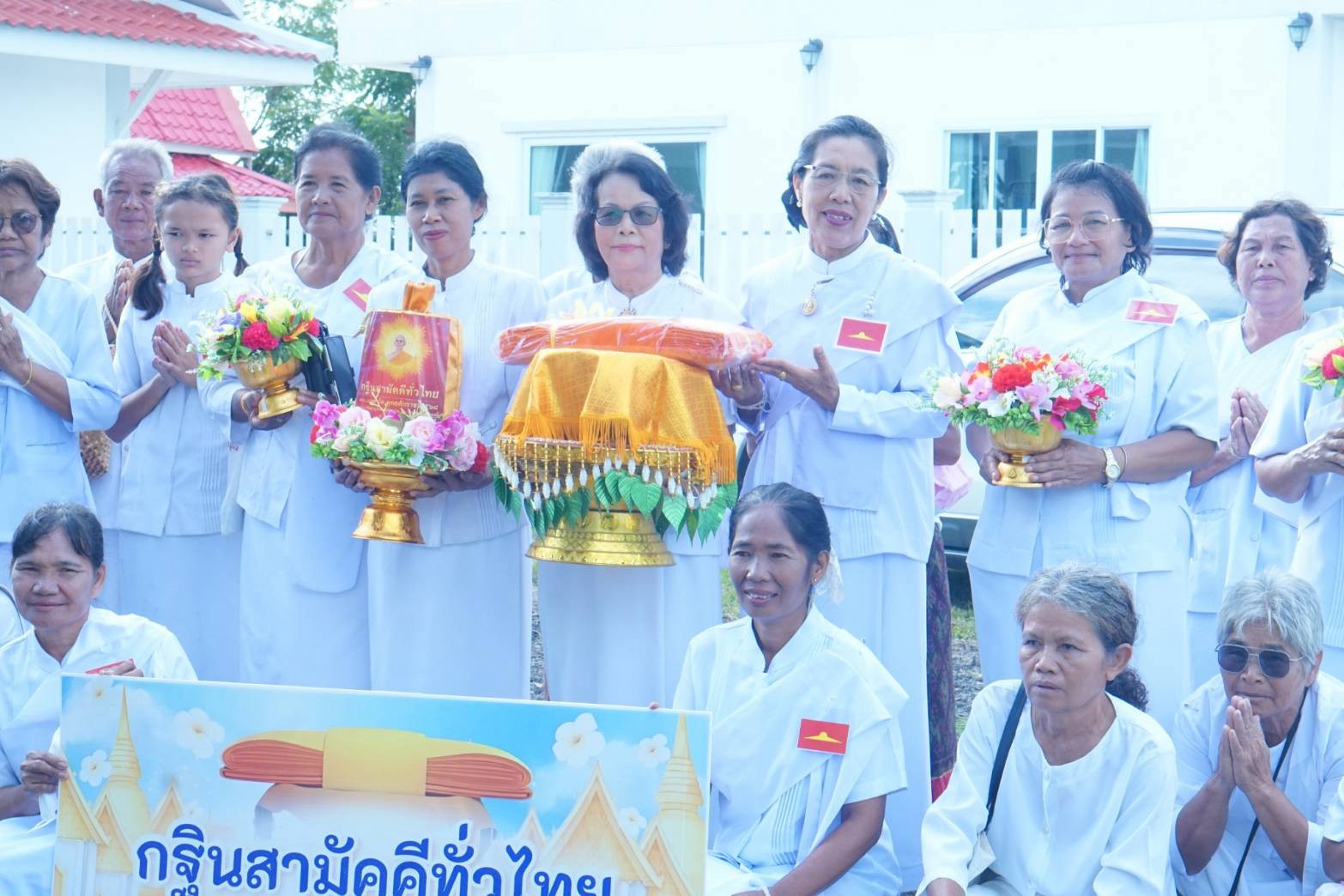 ภาพร่วมขบวนกฐินสำนักสงฆ์สวนพุทธบุลาว